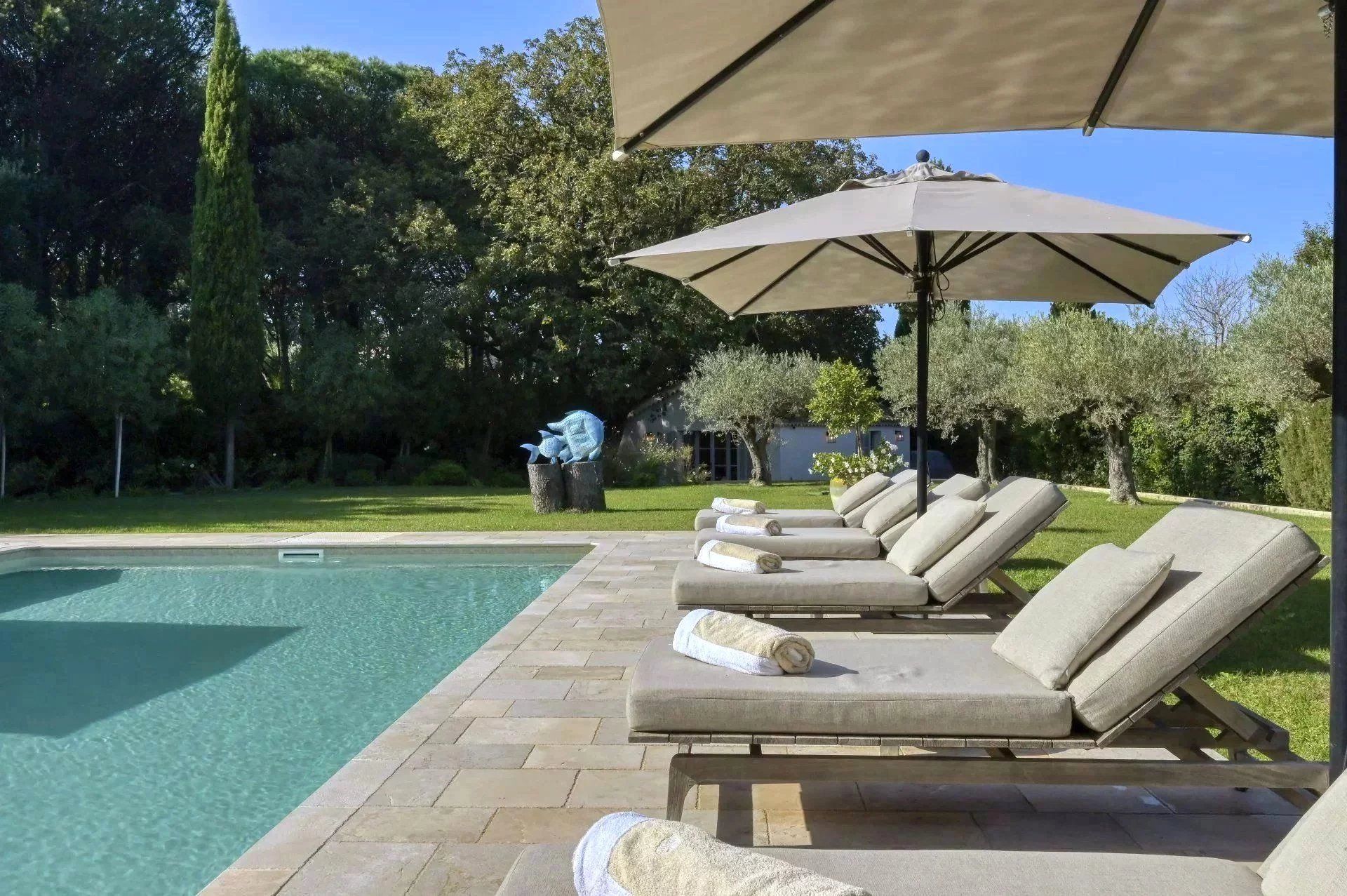 villa 8 Rooms for seasonal rent on Gassin (83580)