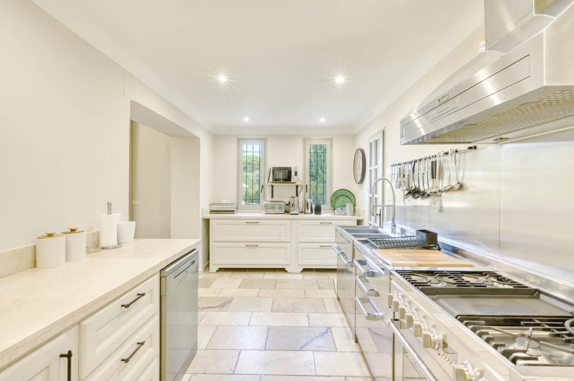 villa 8 Rooms for seasonal rent on Gassin (83580)