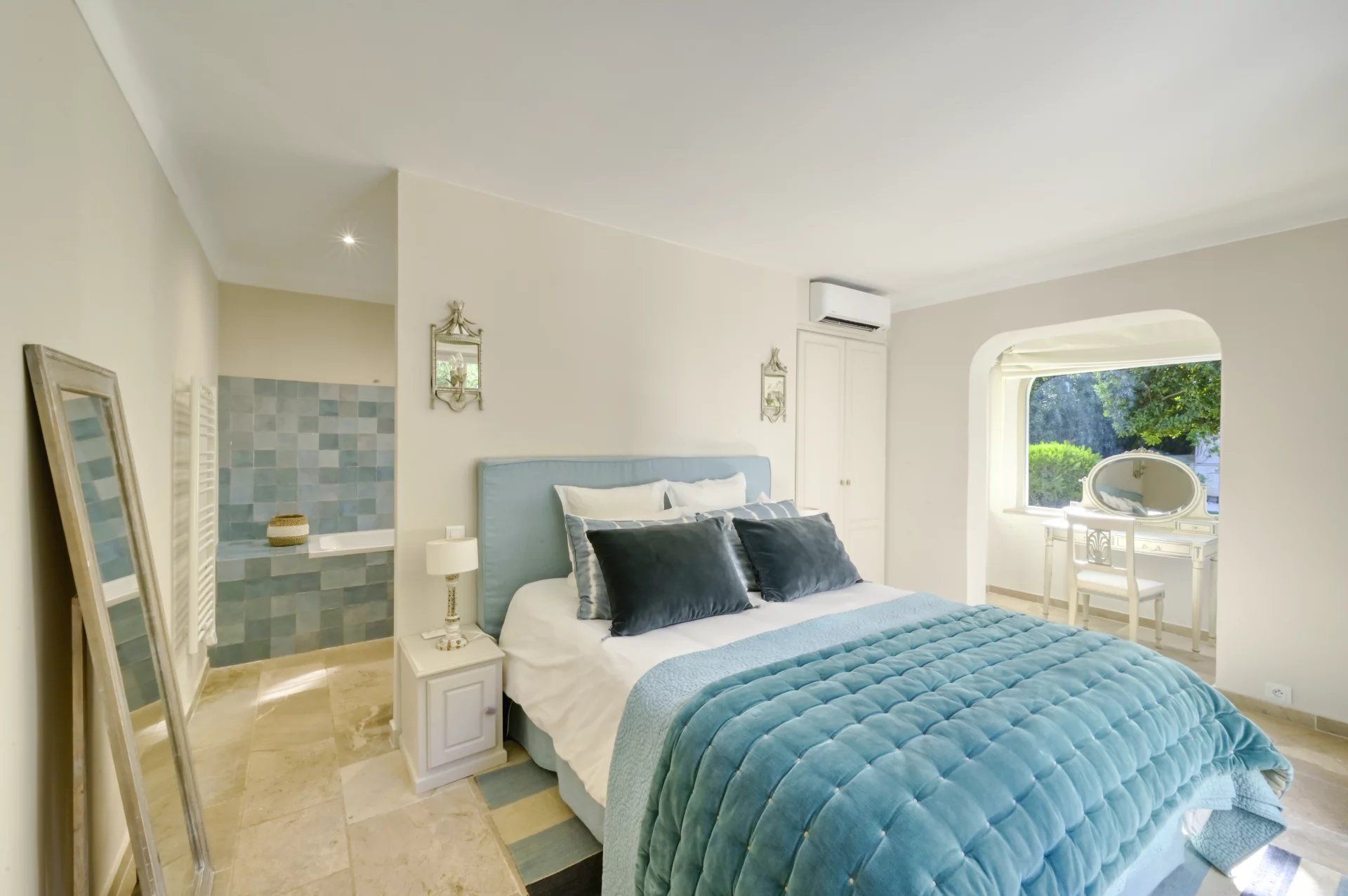 villa 8 Rooms for seasonal rent on Gassin (83580)