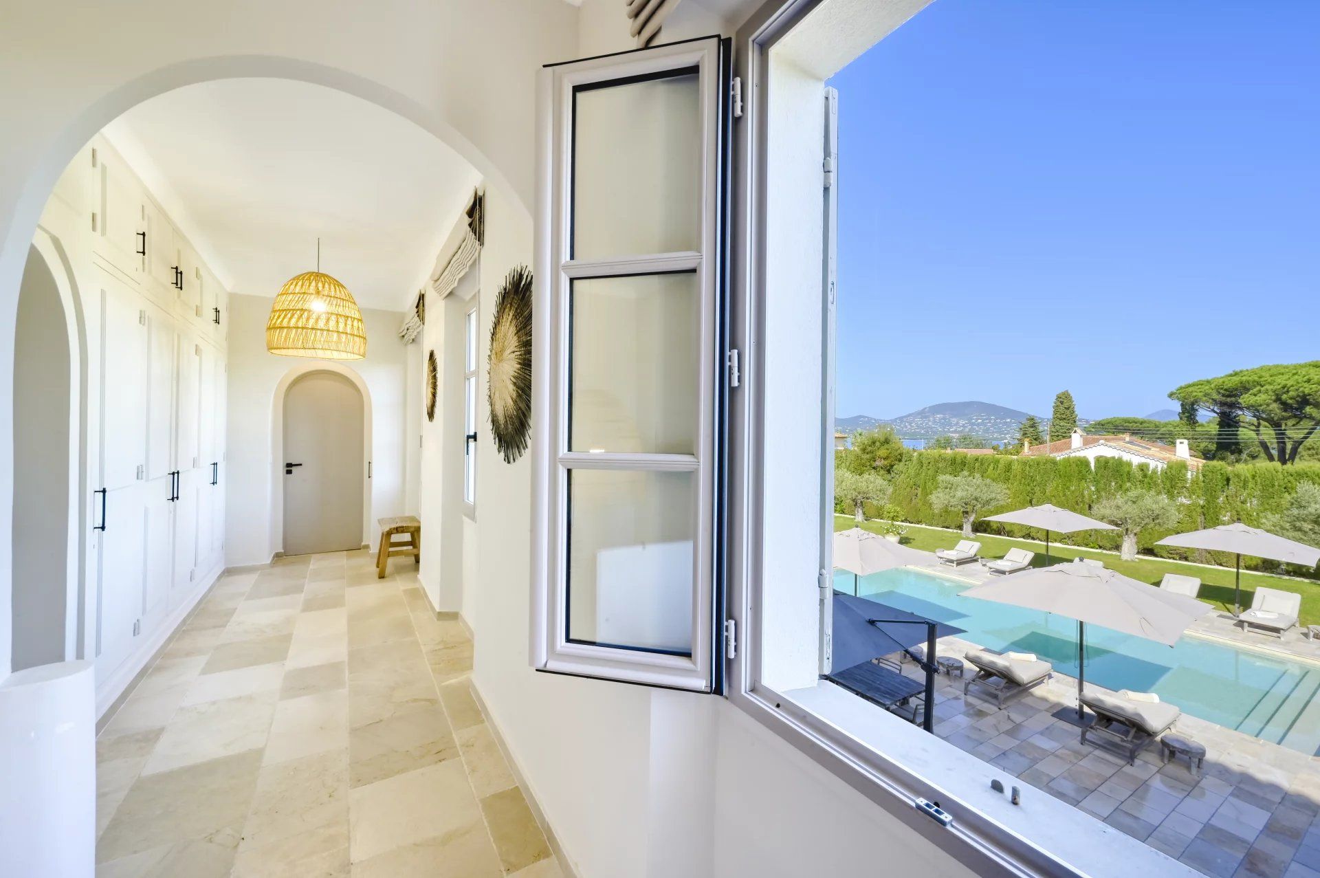 villa 8 Rooms for seasonal rent on Gassin (83580)