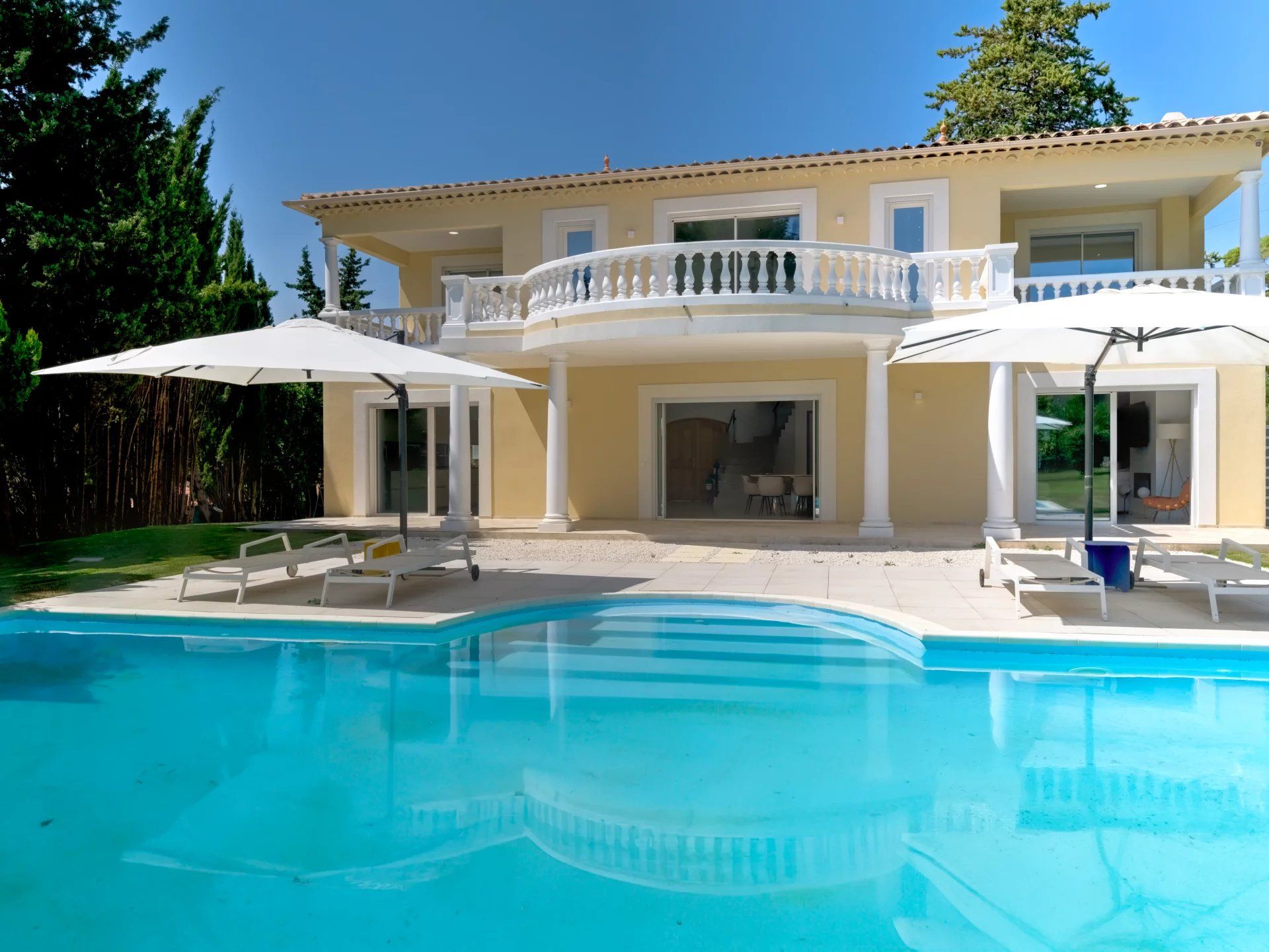 Location Villa Mouans-Sartoux 4 Pièces 221 m²