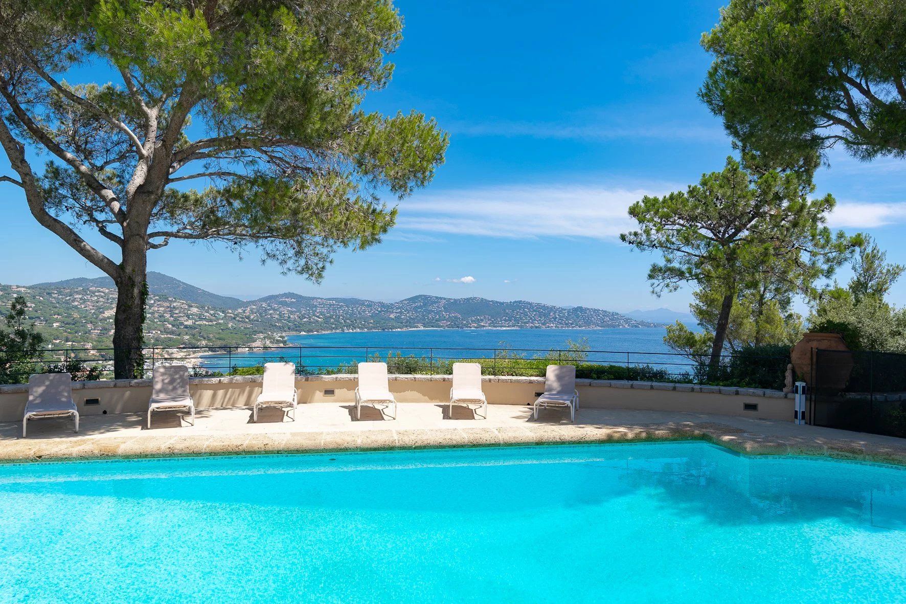 villa 16 Rooms for seasonal rent on Sainte-Maxime (83120)