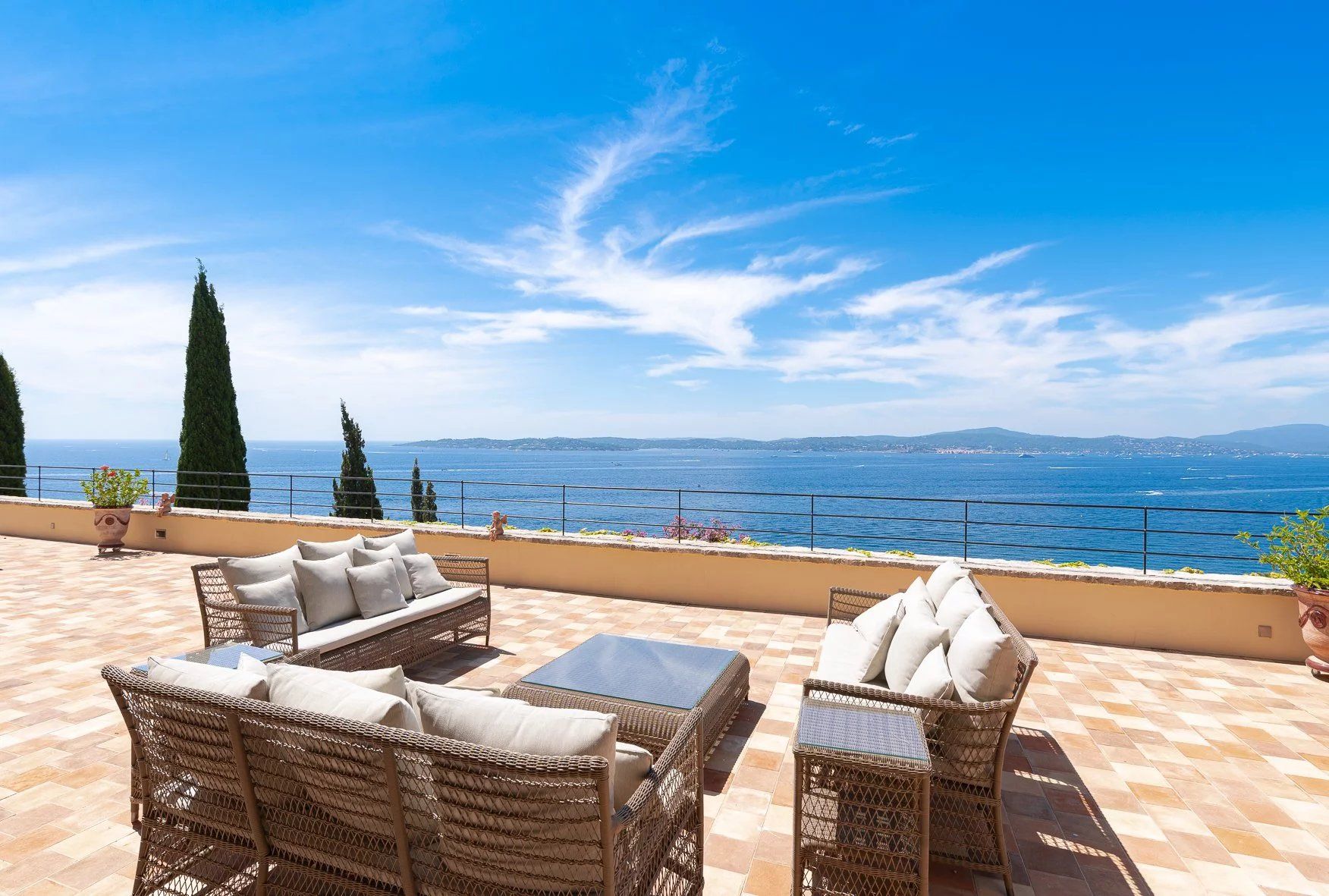 villa 16 Rooms for seasonal rent on Sainte-Maxime (83120)