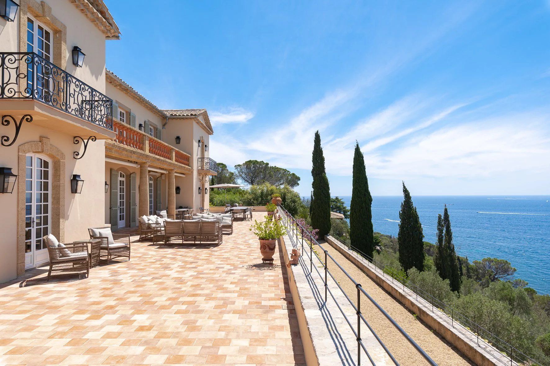 villa 16 Rooms for seasonal rent on Sainte-Maxime (83120)