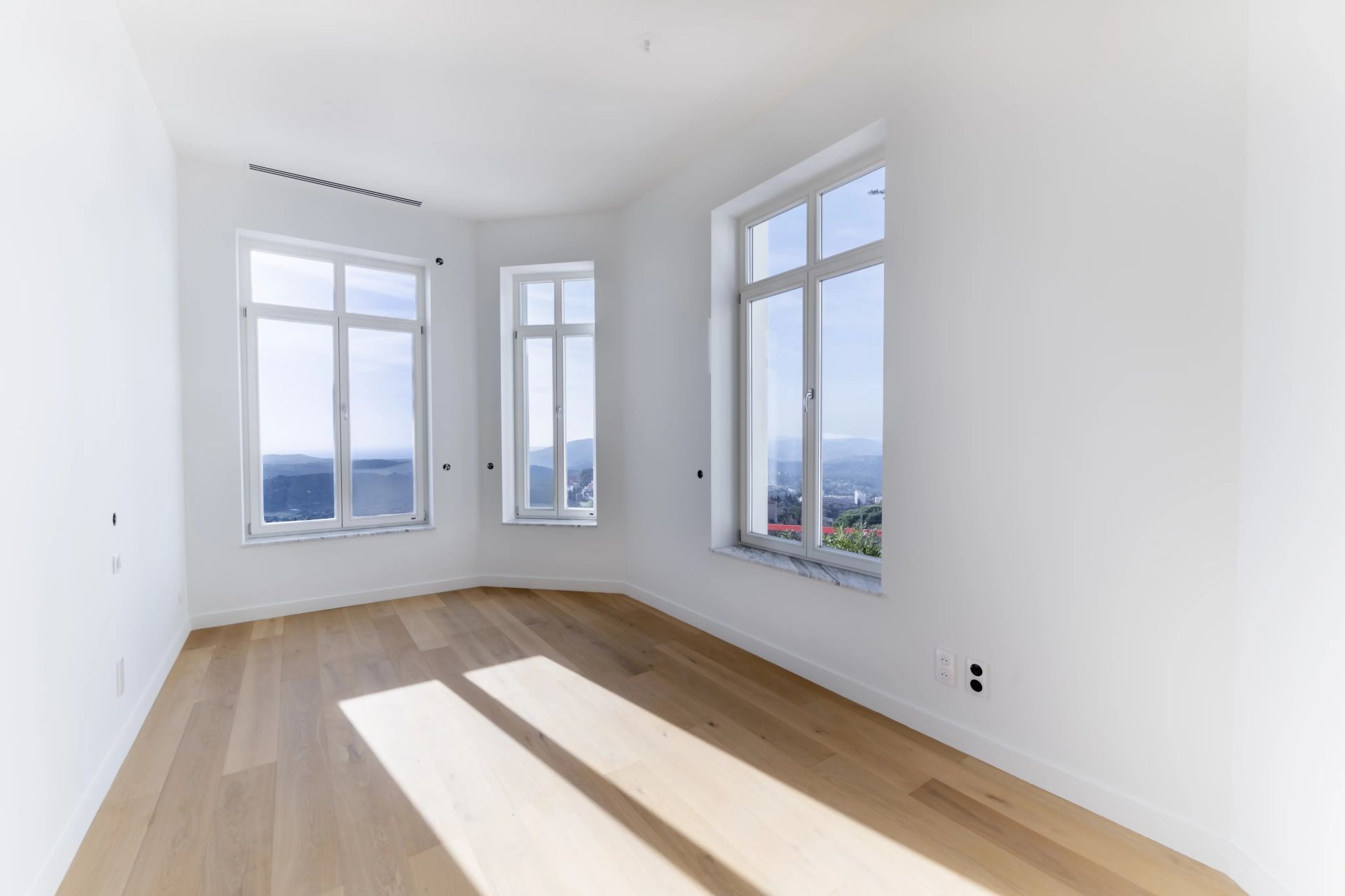 apartment 4 Rooms for sale on Grasse (06130)