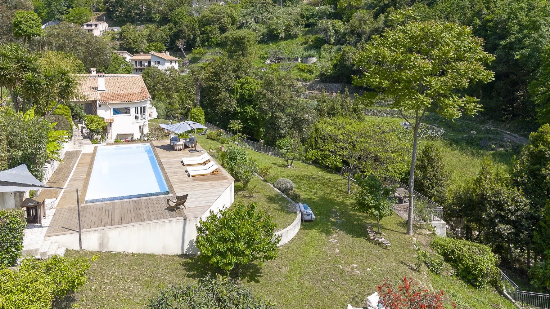 villa 8 Rooms for sale on Vence (06140)