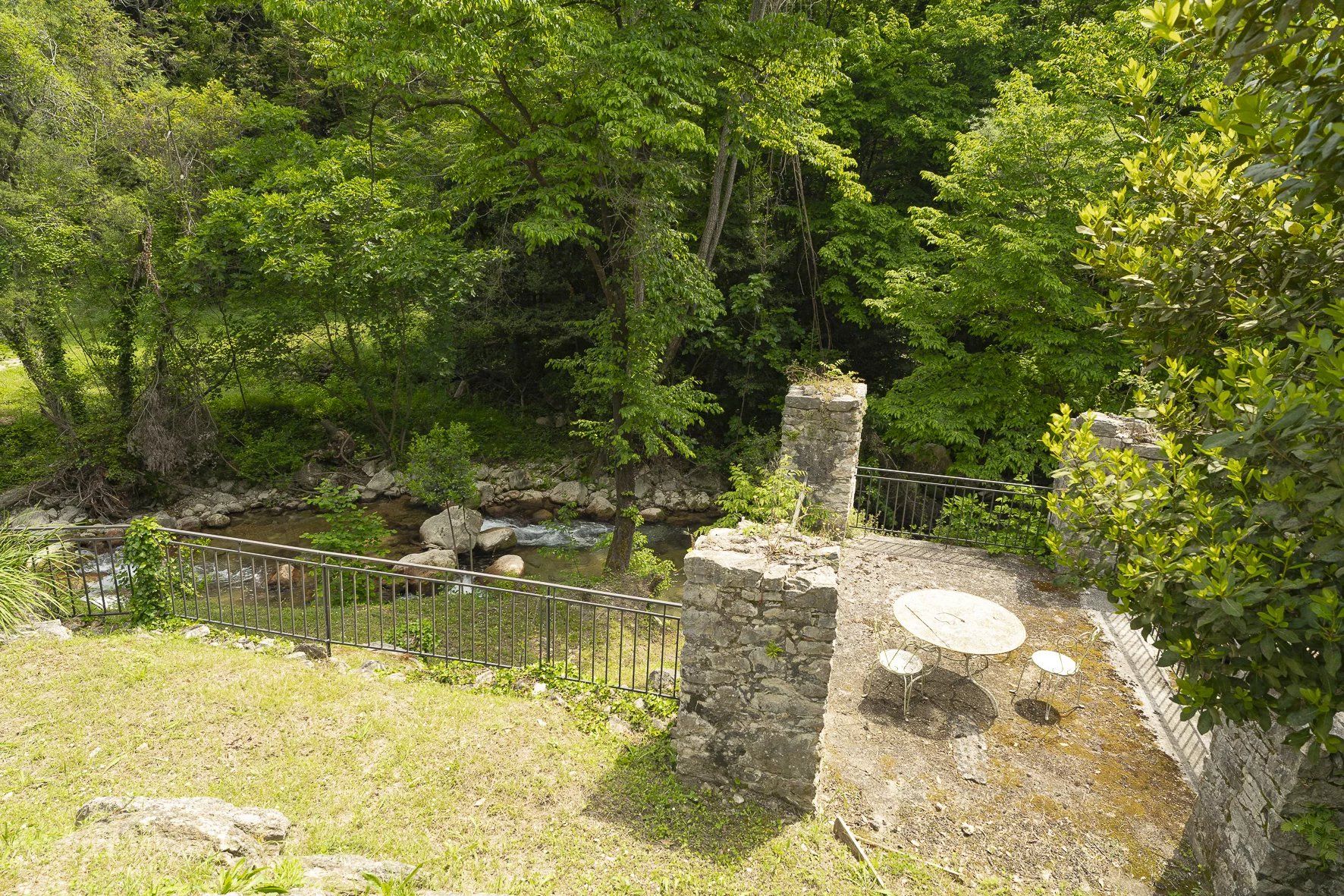 villa 8 Rooms for sale on Vence (06140)