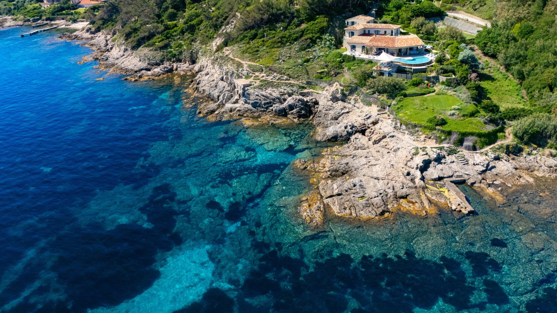 villa 7 Rooms for seasonal rent on Saint-Tropez (83990)