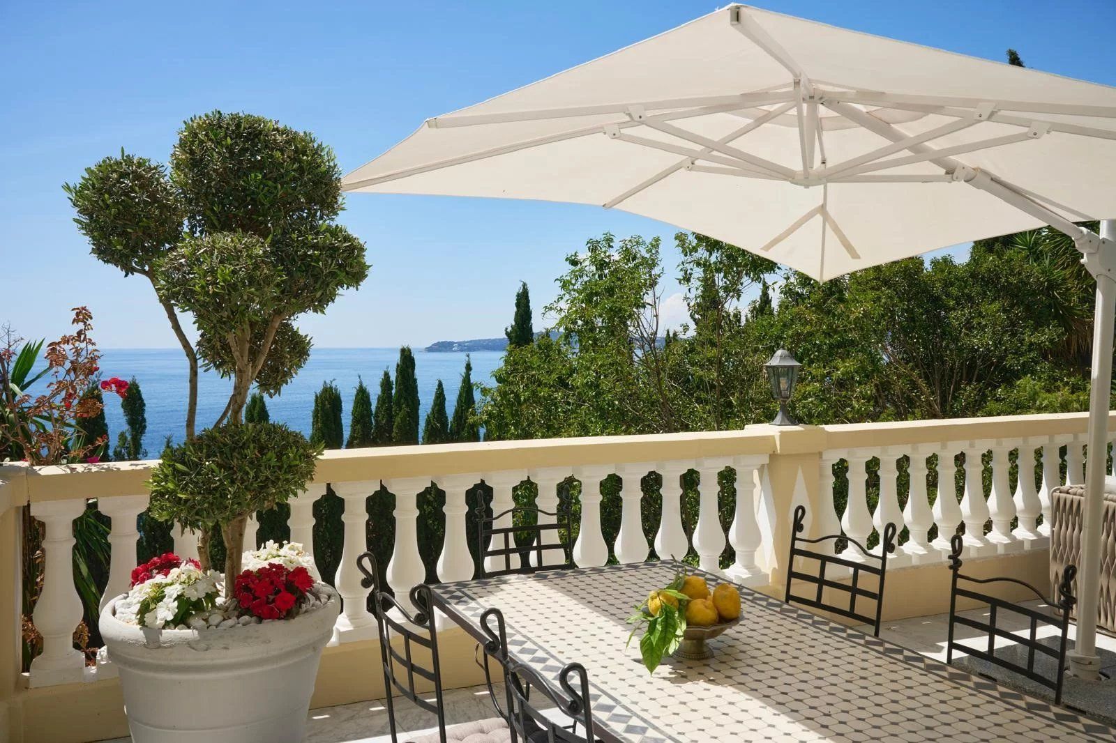 villa 7 Rooms for sale on Cap-d'Ail (06320)