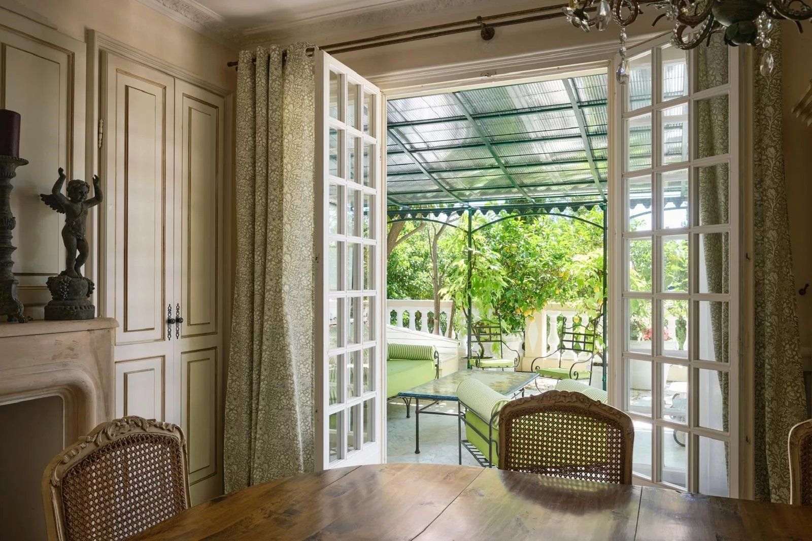 villa 7 Rooms for sale on Cap-d'Ail (06320)