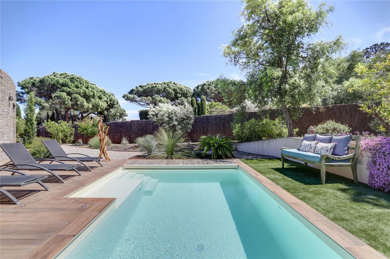villa 4 Rooms for seasonal rent on Saint-Tropez (83990)