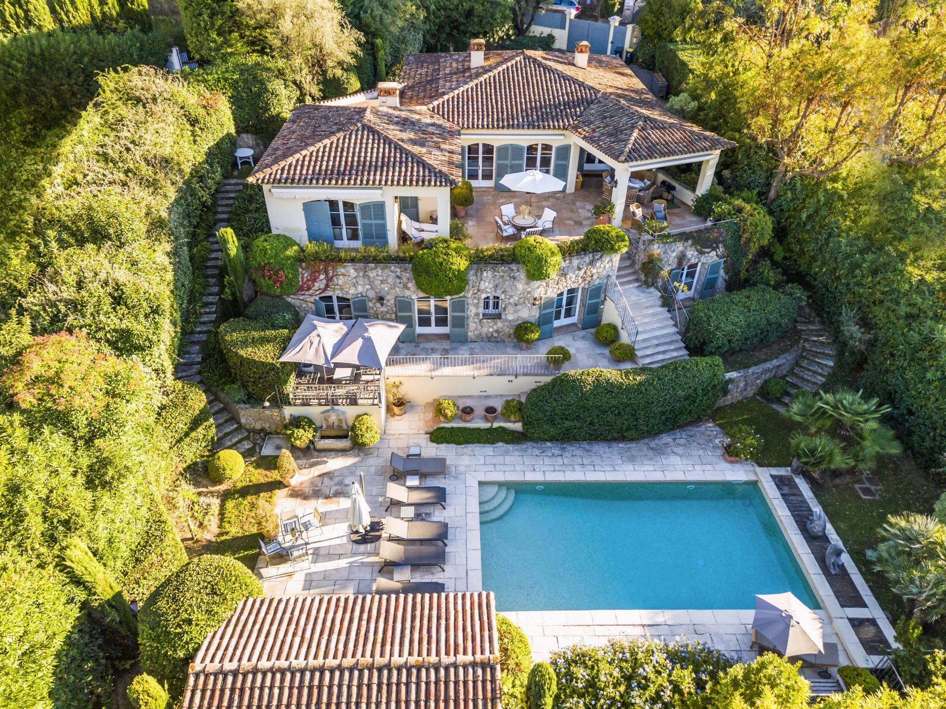 villa 6 Rooms for sale on Mougins (06250)