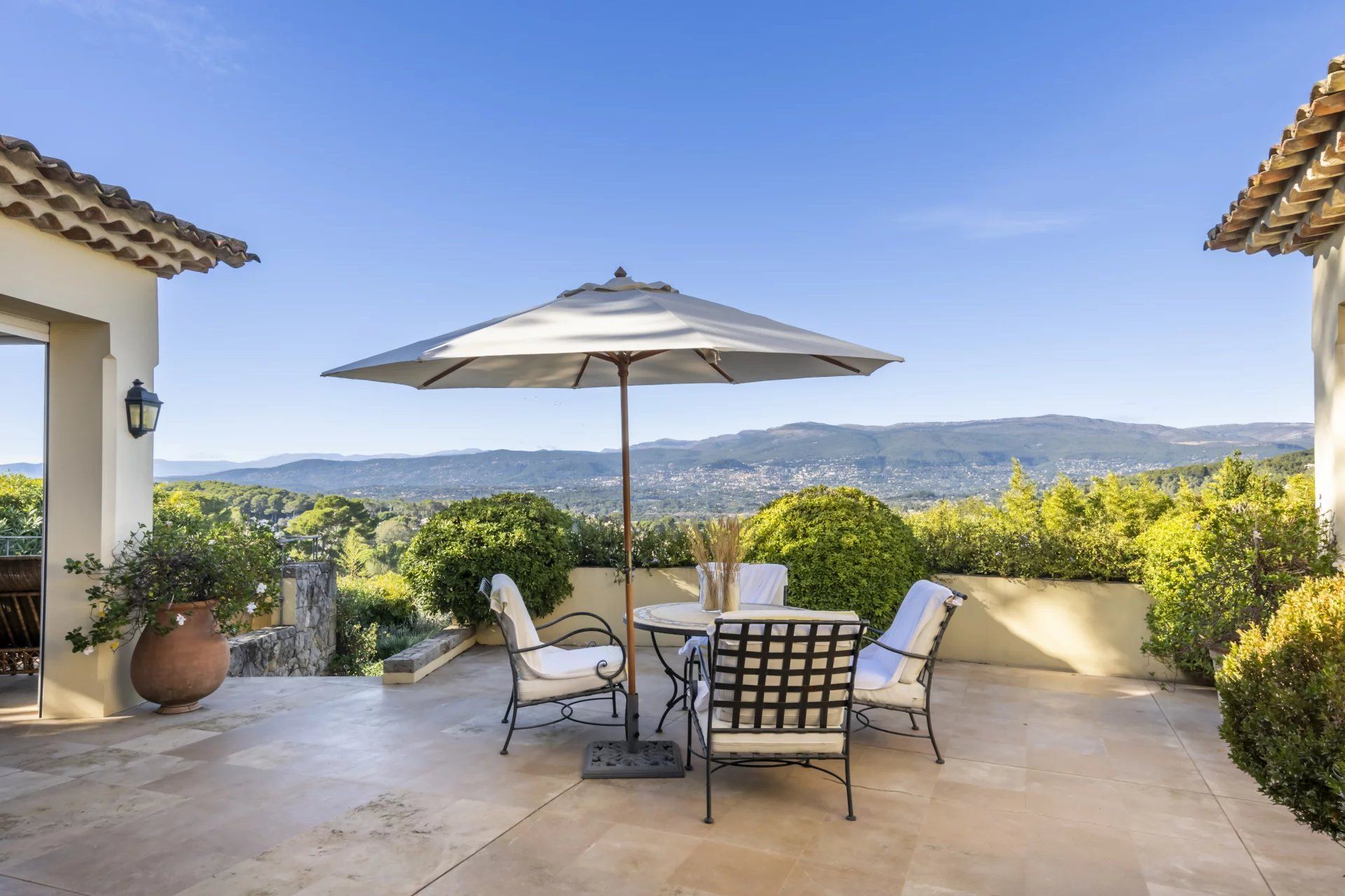 villa 6 Rooms for sale on Mougins (06250)