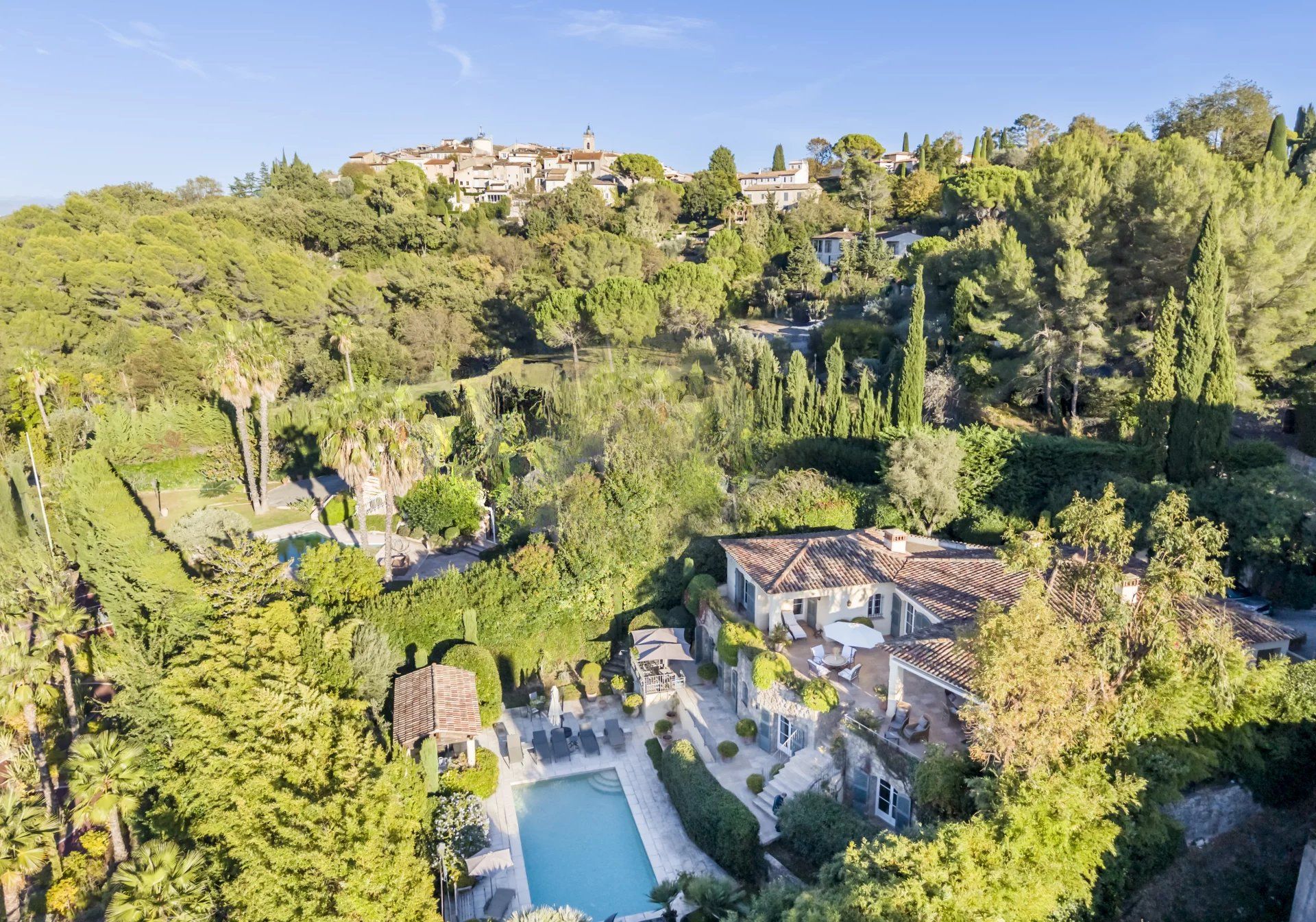 villa 6 Rooms for sale on Mougins (06250)