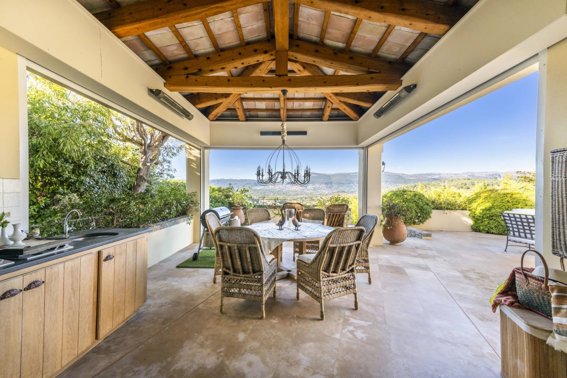 villa 6 Rooms for sale on Mougins (06250)