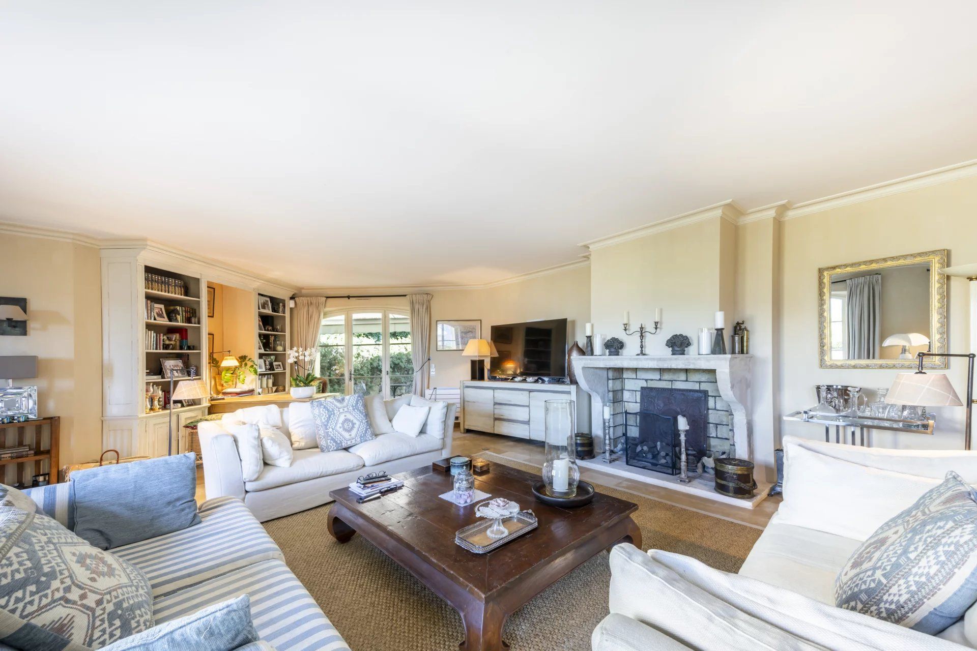 villa 6 Rooms for sale on Mougins (06250)