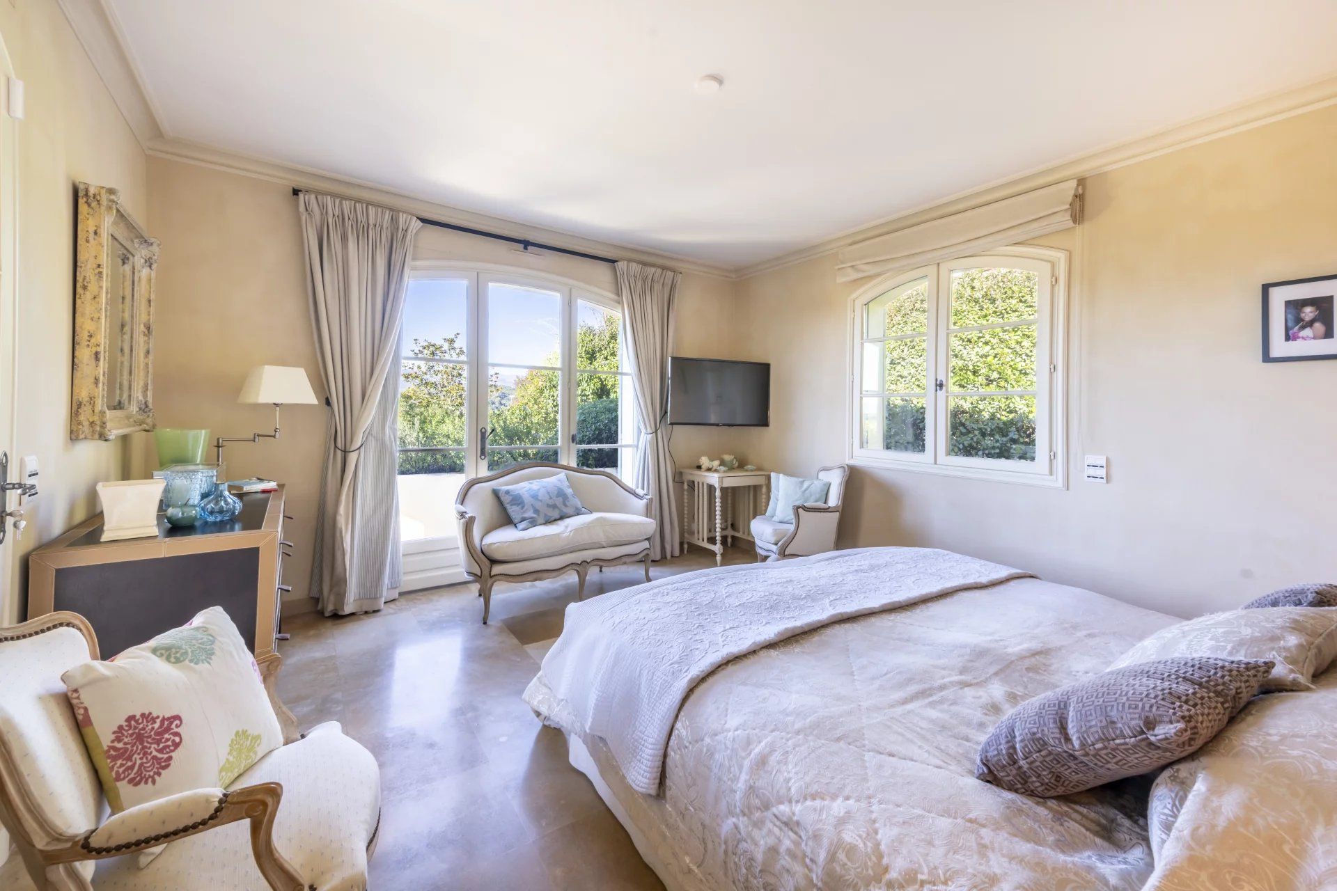 villa 6 Rooms for sale on Mougins (06250)