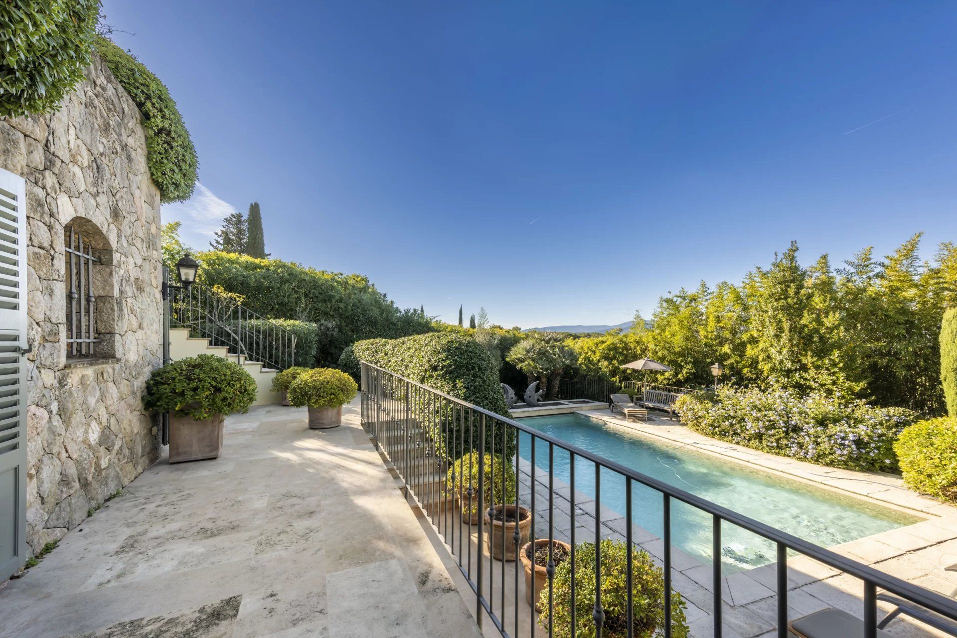 villa 6 Rooms for sale on Mougins (06250)