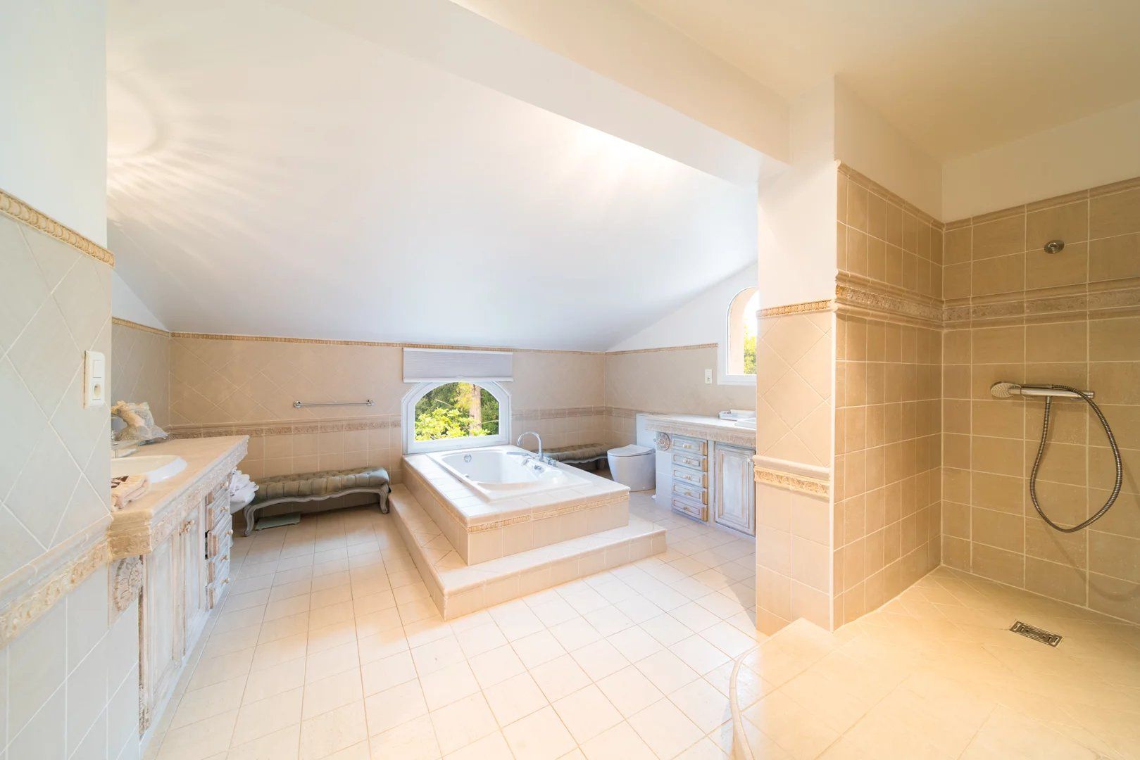 villa 6 Rooms for sale on Biot (06410)