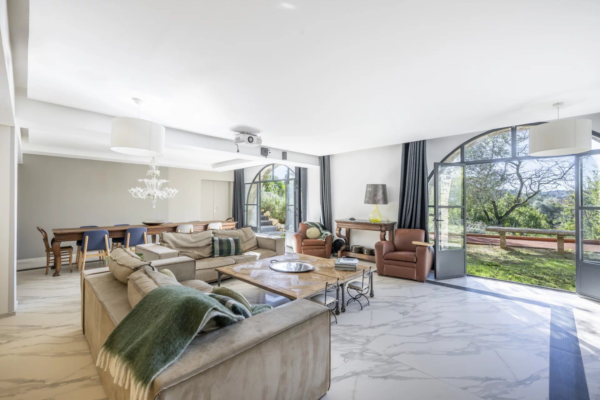 villa 7 Rooms for sale on Mougins (06250)