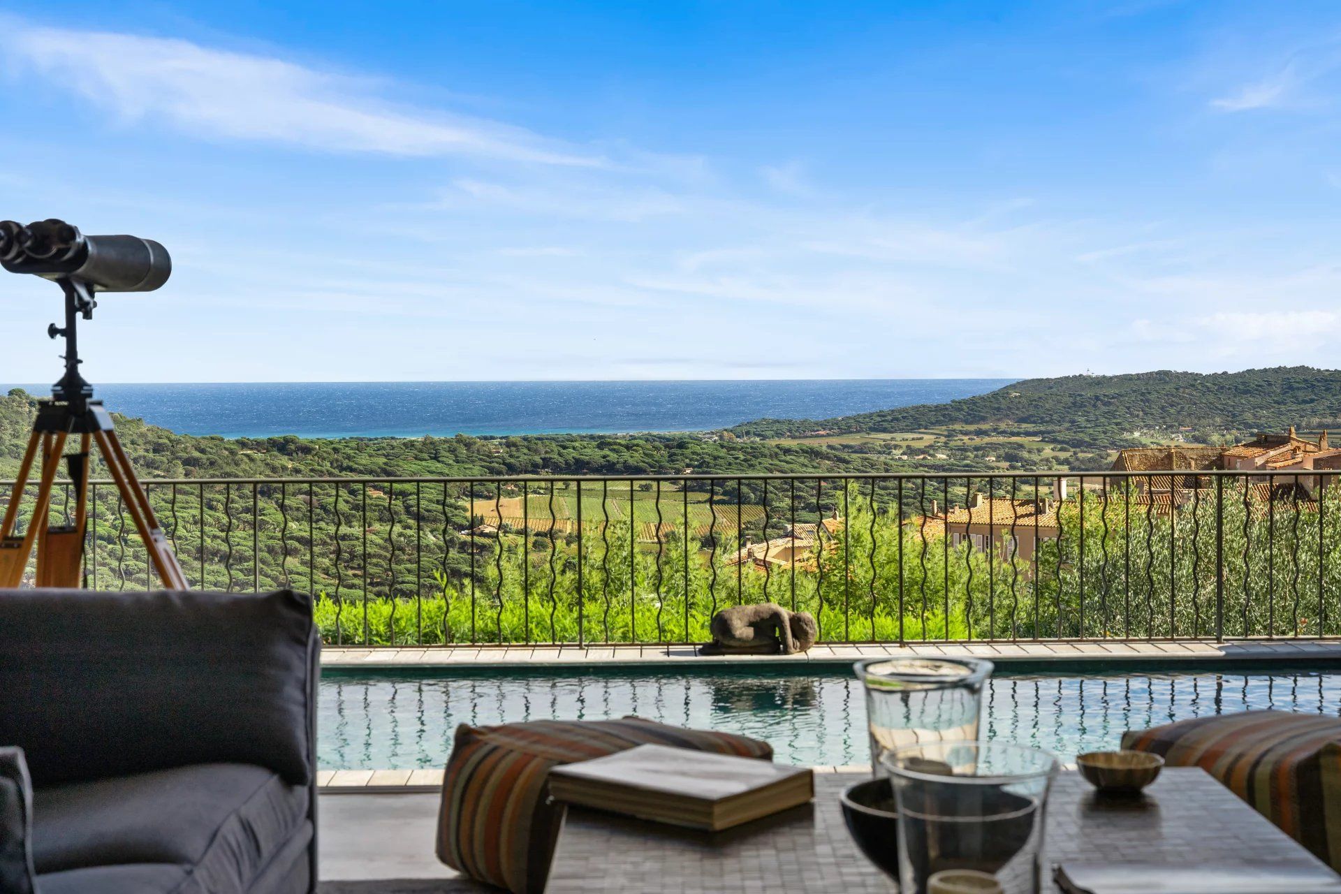 villa 6 Rooms for seasonal rent on Ramatuelle (83350)