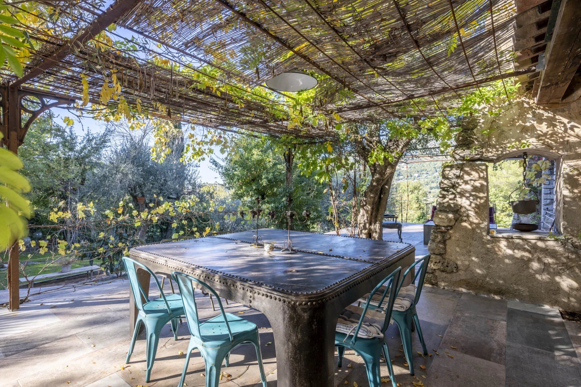 villa 7 Rooms for sale on Grasse (06130)
