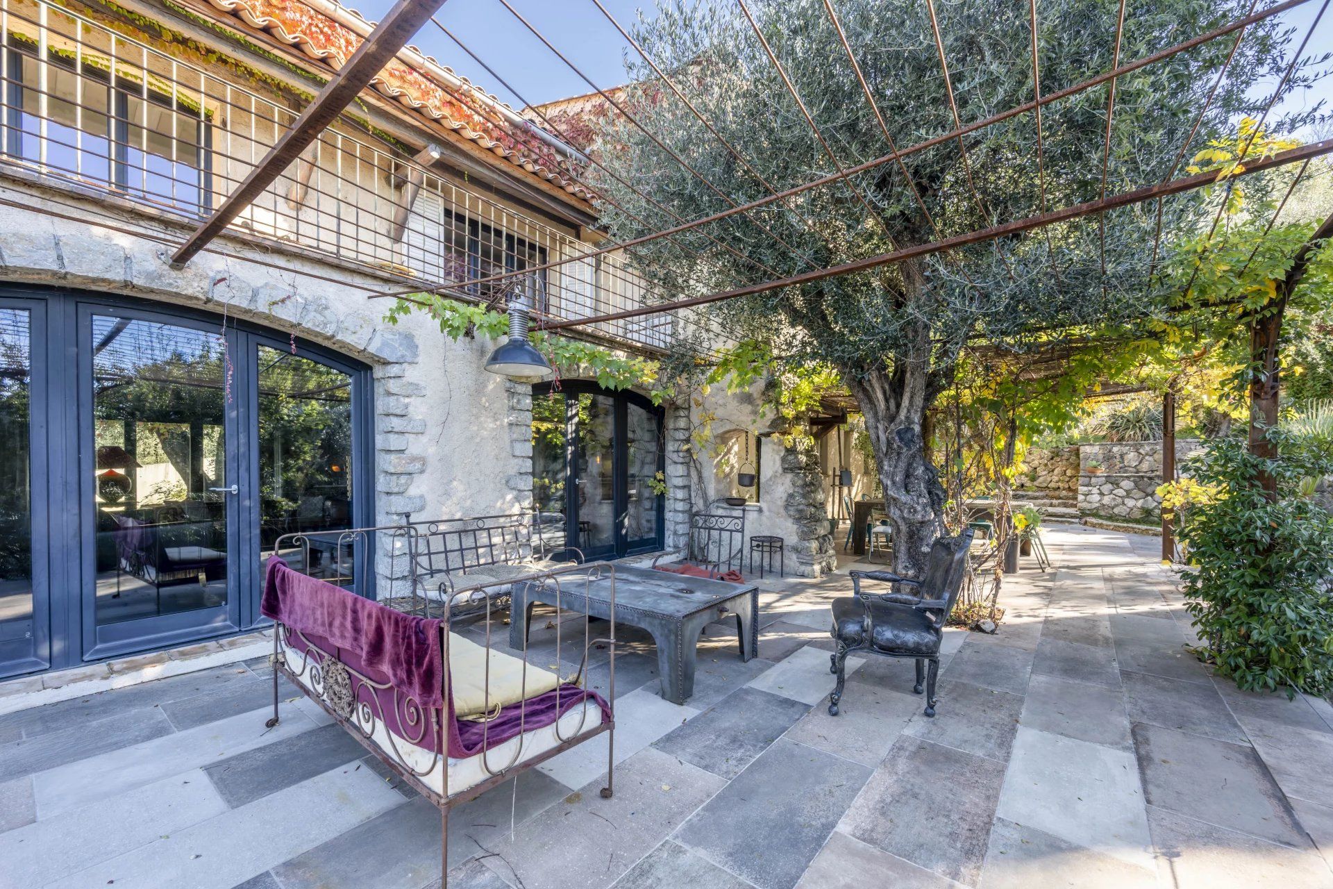 villa 7 Rooms for sale on Grasse (06130)