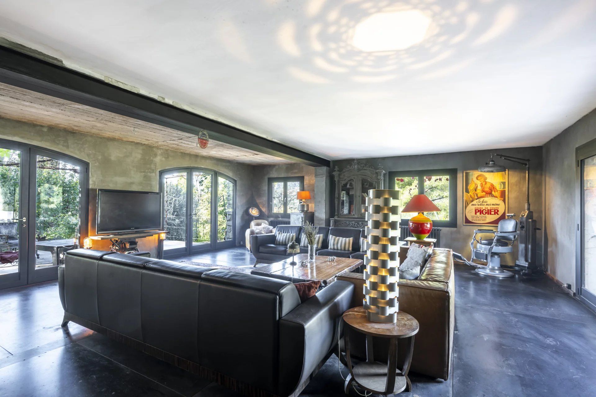 villa 7 Rooms for sale on Grasse (06130)
