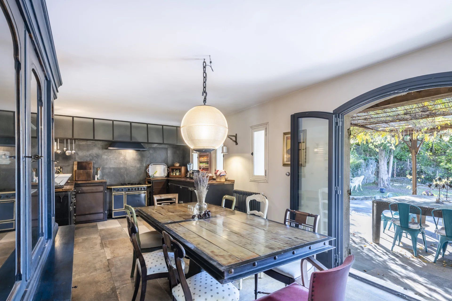 villa 7 Rooms for sale on Grasse (06130)