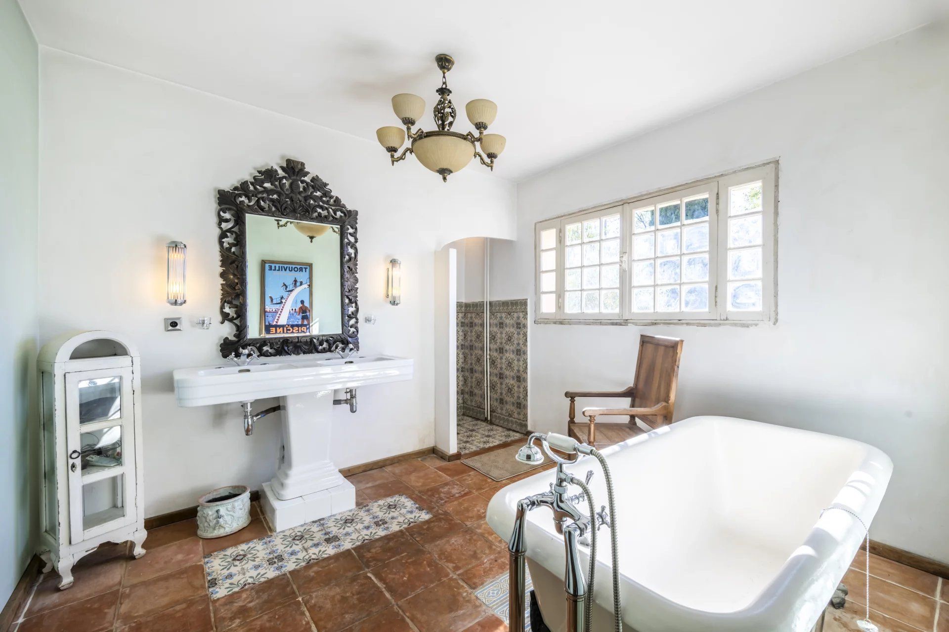 villa 7 Rooms for sale on Grasse (06130)