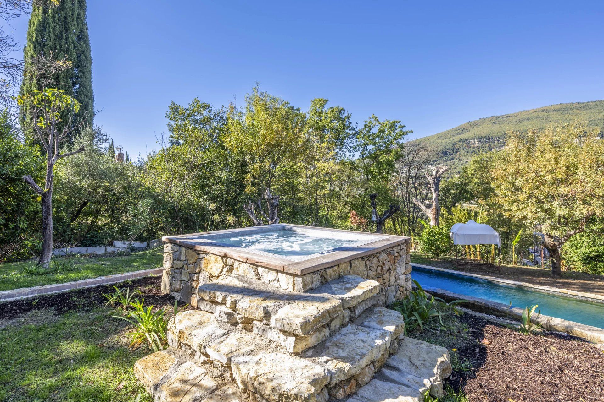 villa 7 Rooms for sale on Grasse (06130)