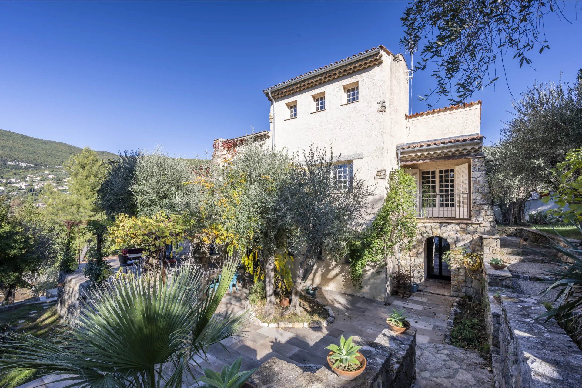 villa 7 Rooms for sale on Grasse (06130)