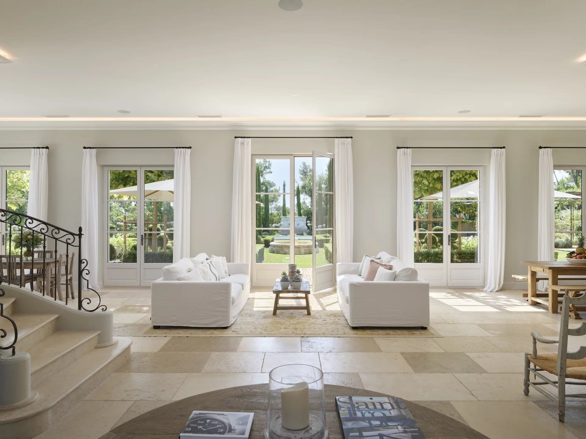 villa 15 Rooms for sale on Tourrettes (83440)