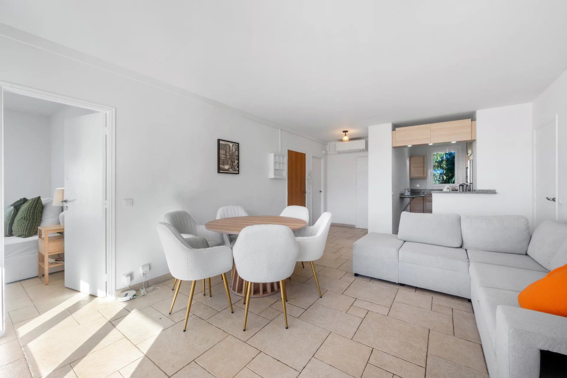 apartment 4 Rooms for sale on Saint-Tropez (83990)