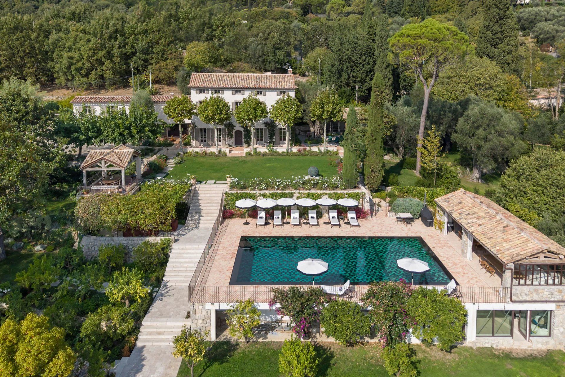 villa 12 Rooms for sale on Grasse (06130)