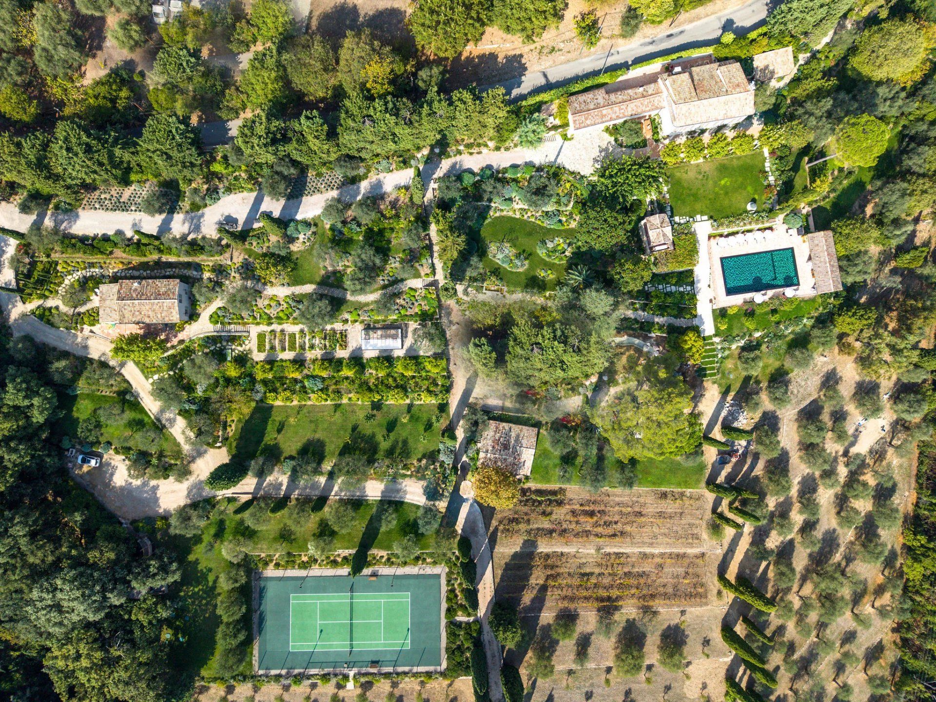 villa 12 Rooms for sale on Grasse (06130)