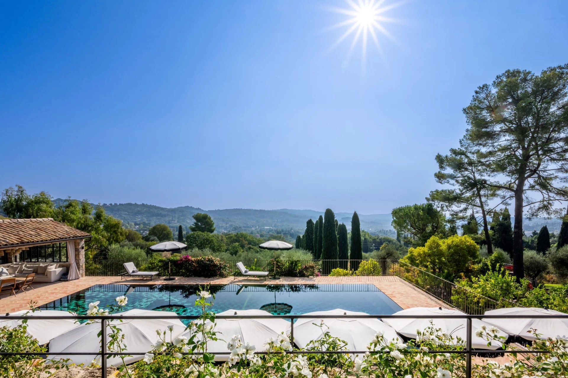 villa 12 Rooms for sale on Grasse (06130)