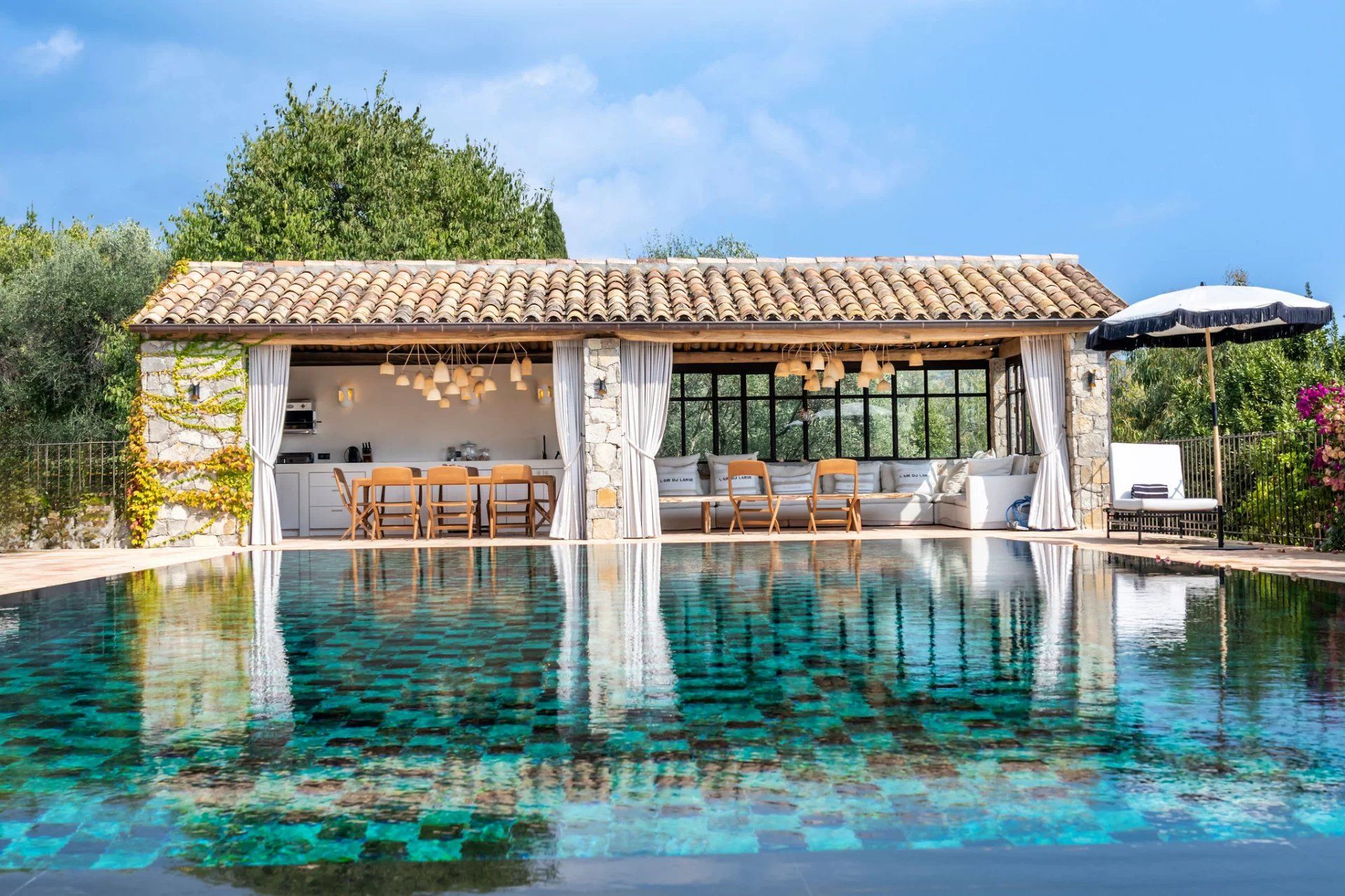 villa 12 Rooms for sale on Grasse (06130)