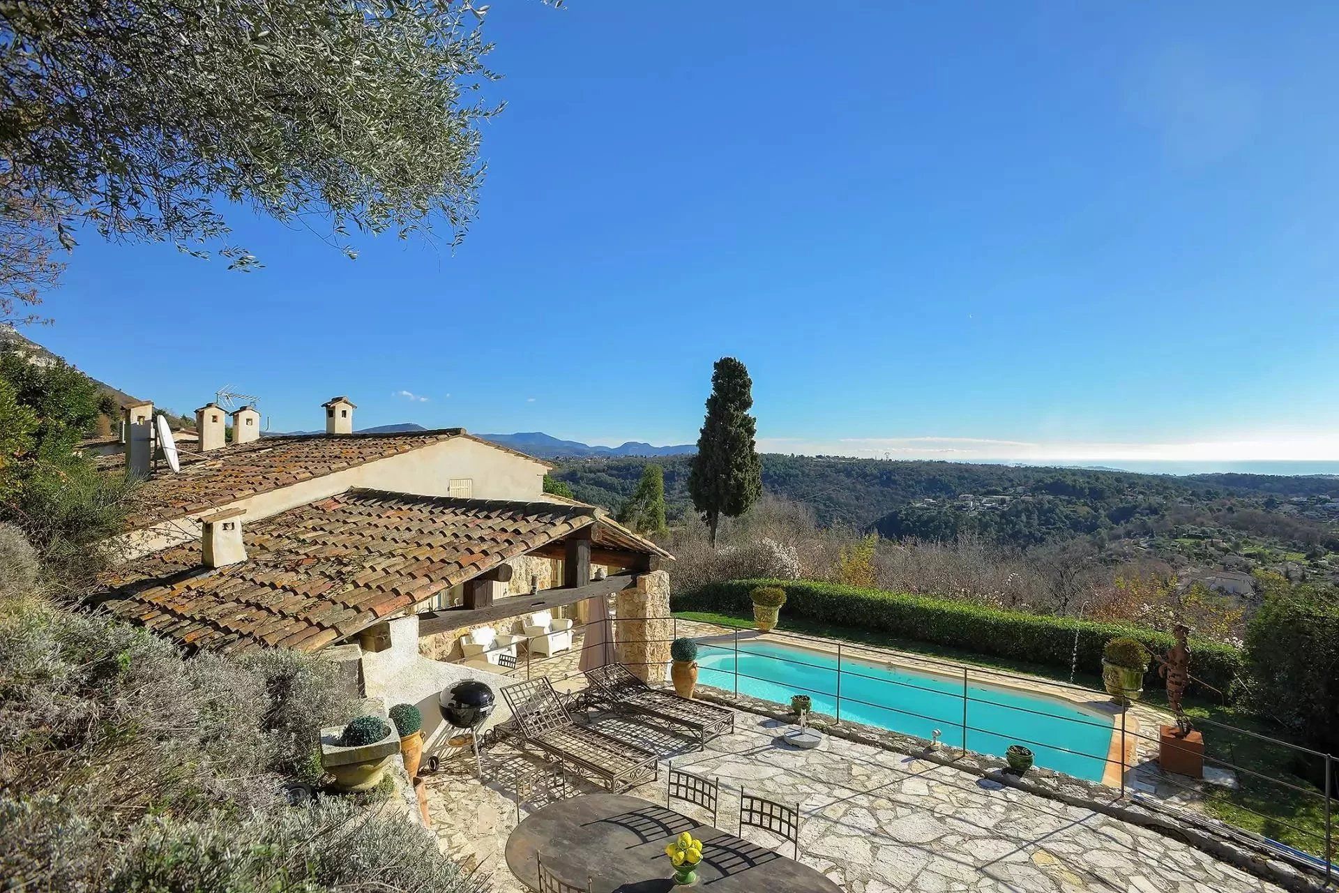 villa 8 Rooms for sale on Vence (06140)