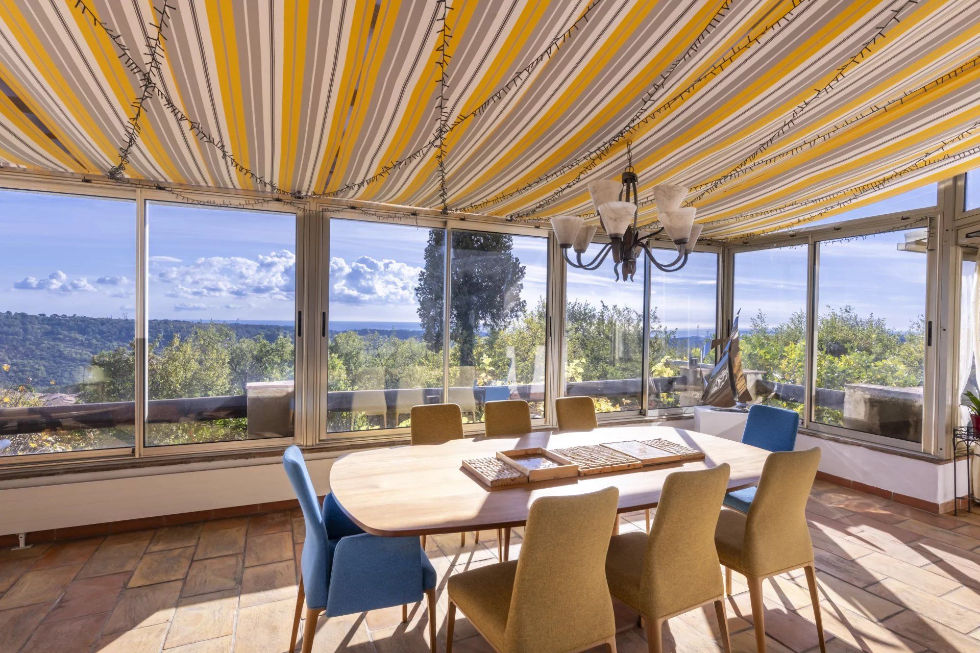 villa 8 Rooms for sale on Vence (06140)