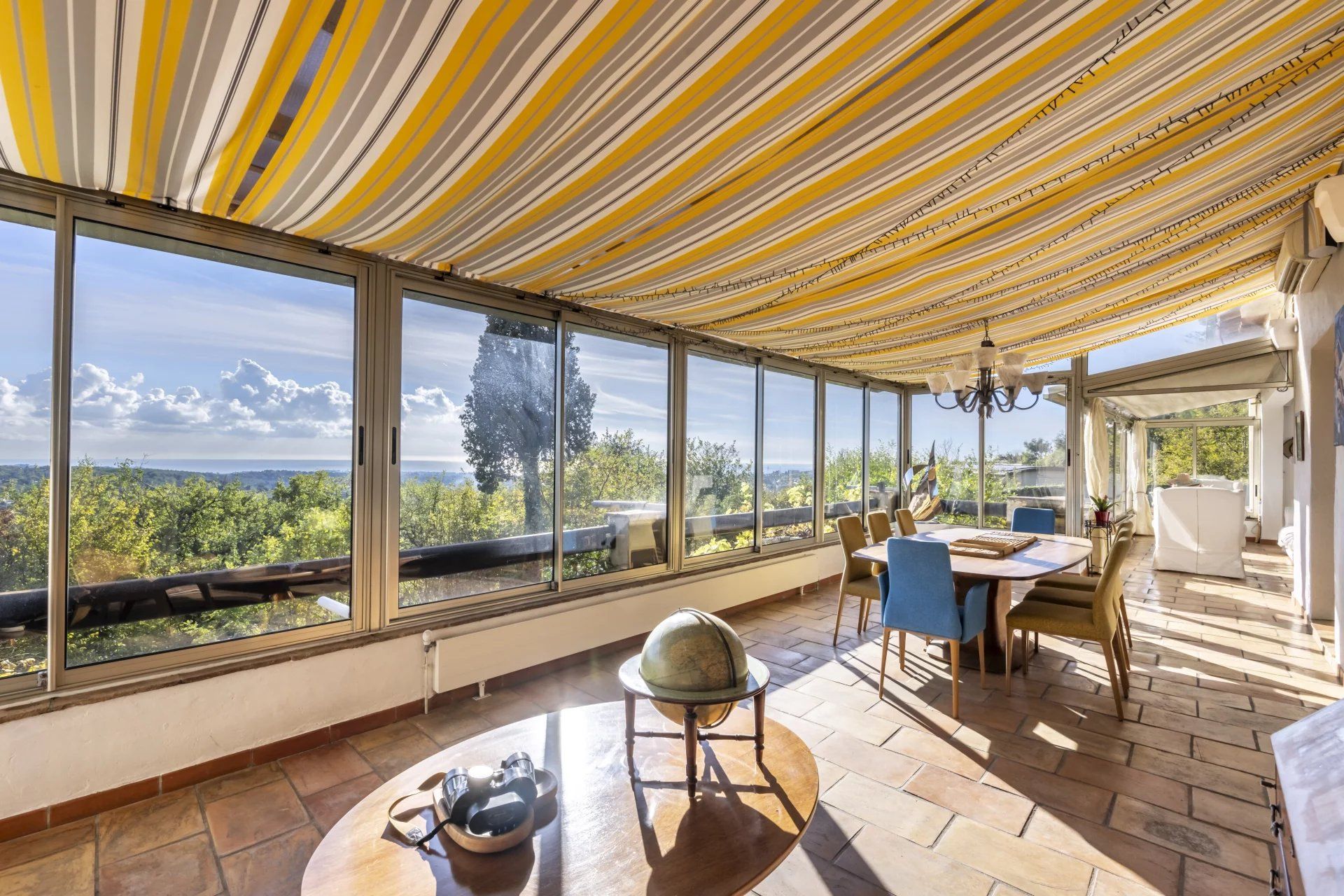 villa 8 Rooms for sale on Vence (06140)