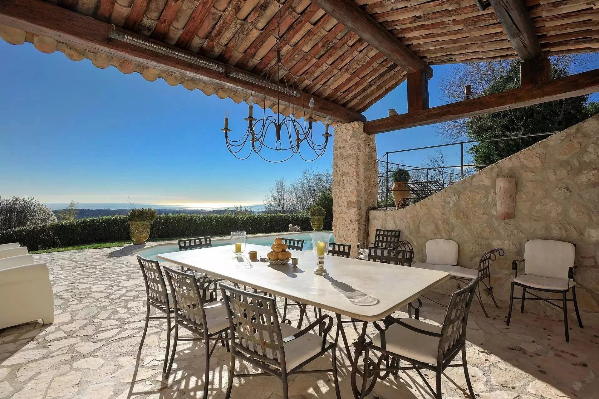 villa 8 Rooms for sale on Vence (06140)