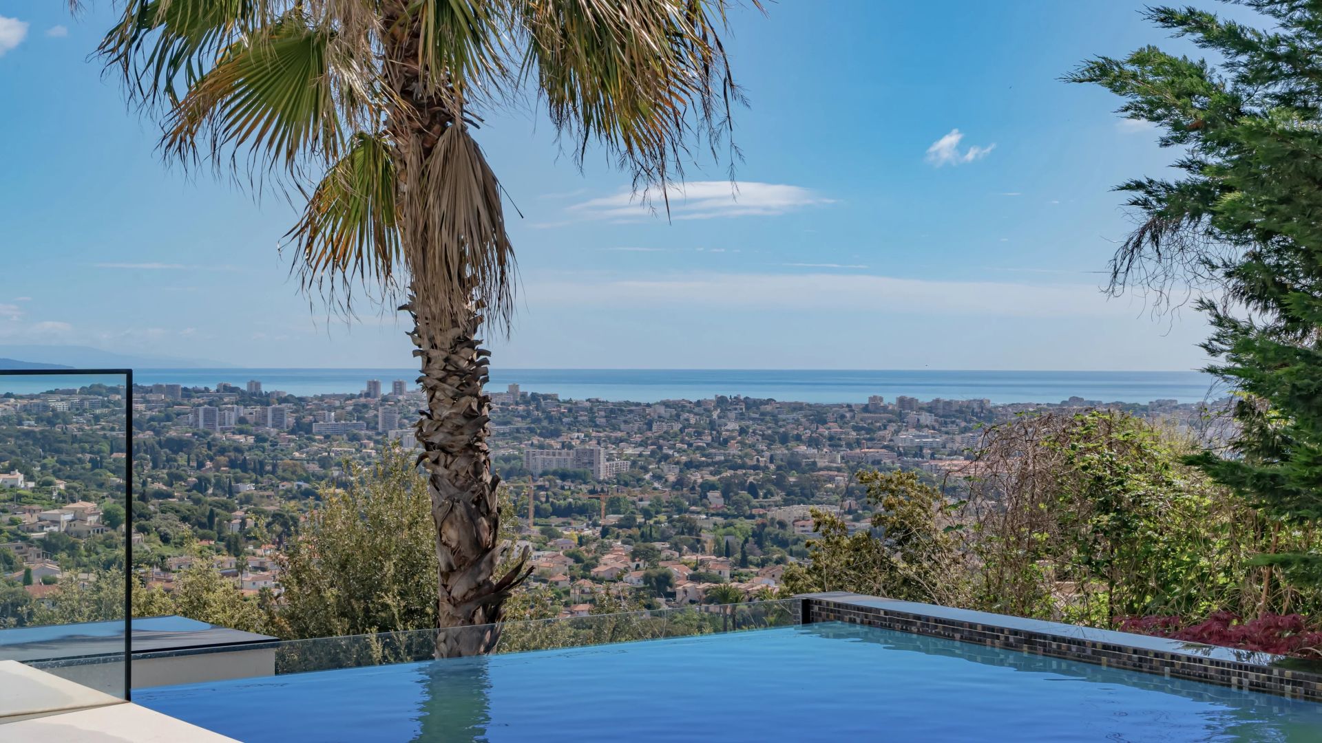 villa 6 Rooms for sale on Cannes (06400)