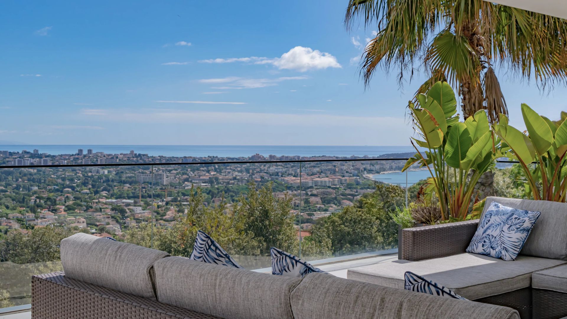 villa 6 Rooms for sale on Cannes (06400)