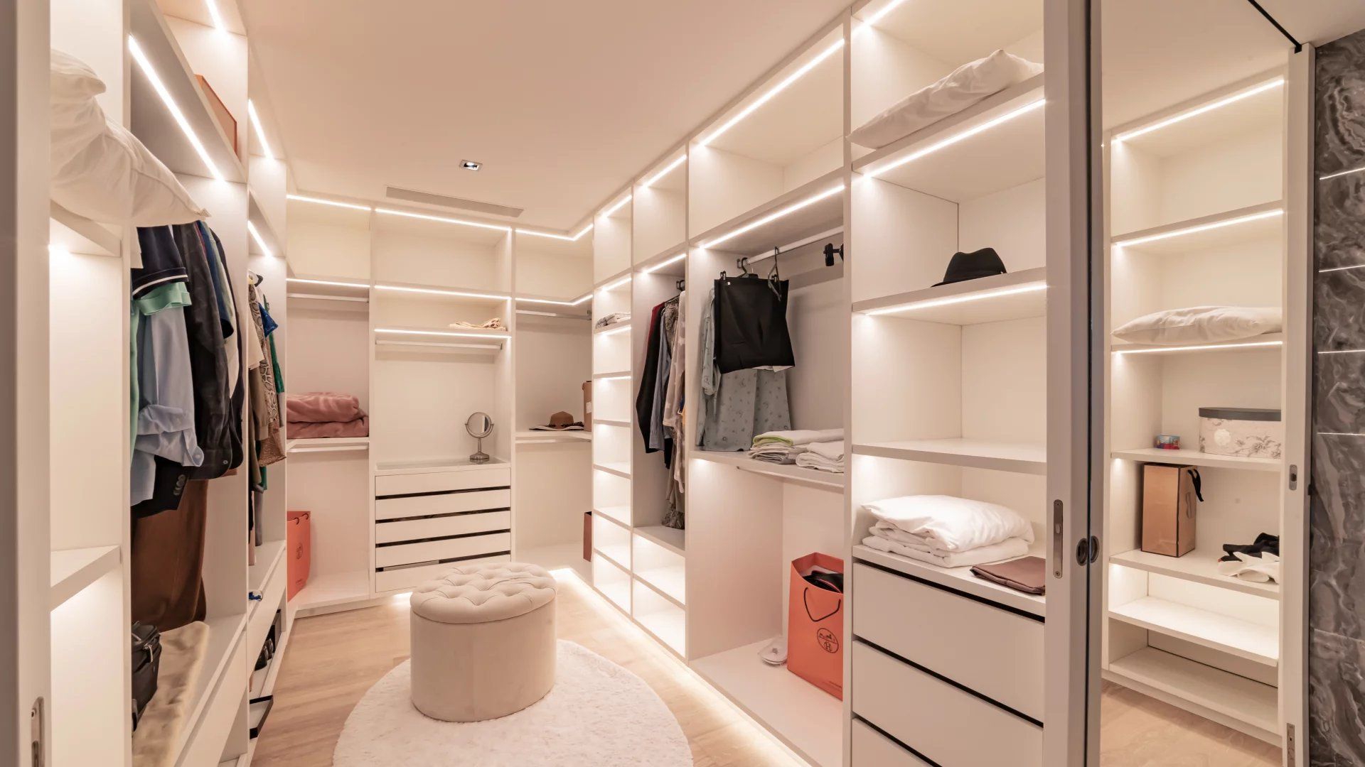 villa 6 Rooms for sale on Vallauris (06220)