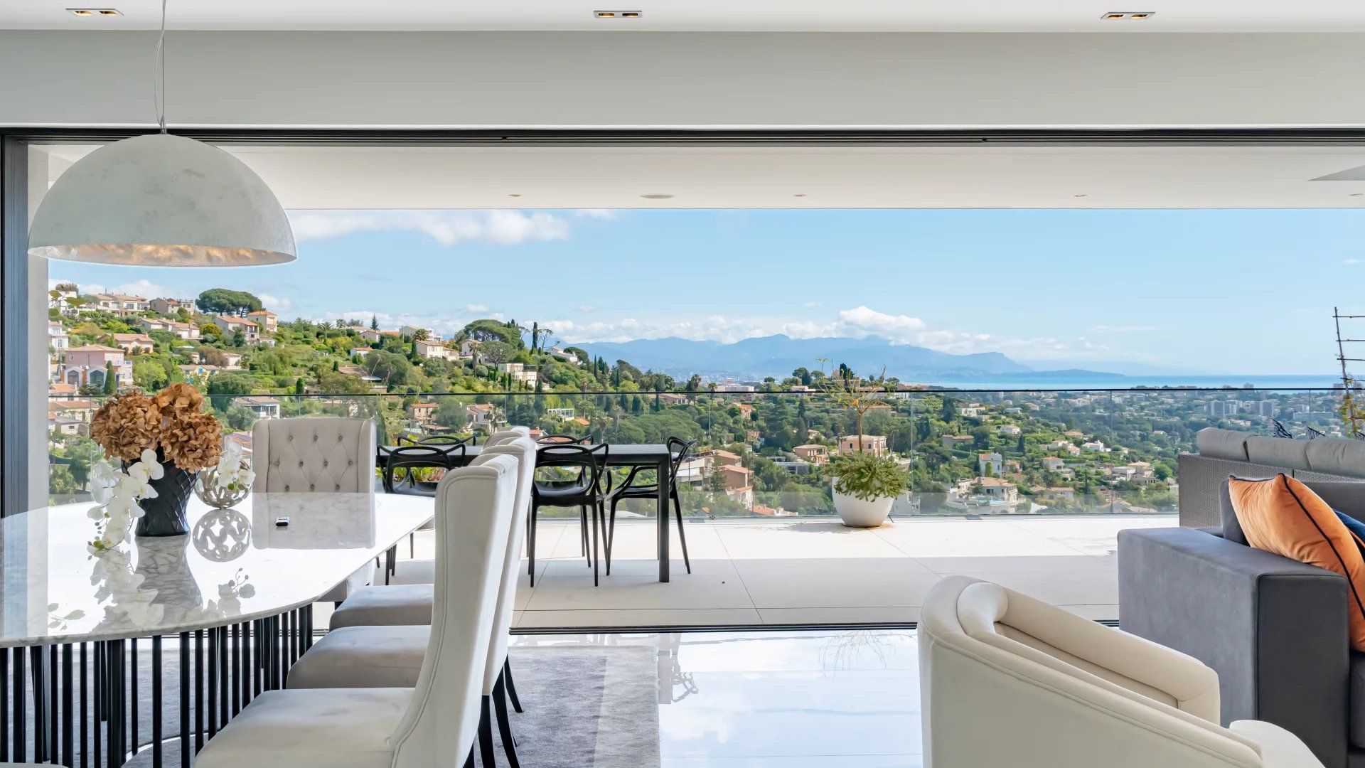 villa 6 Rooms for sale on Vallauris (06220)