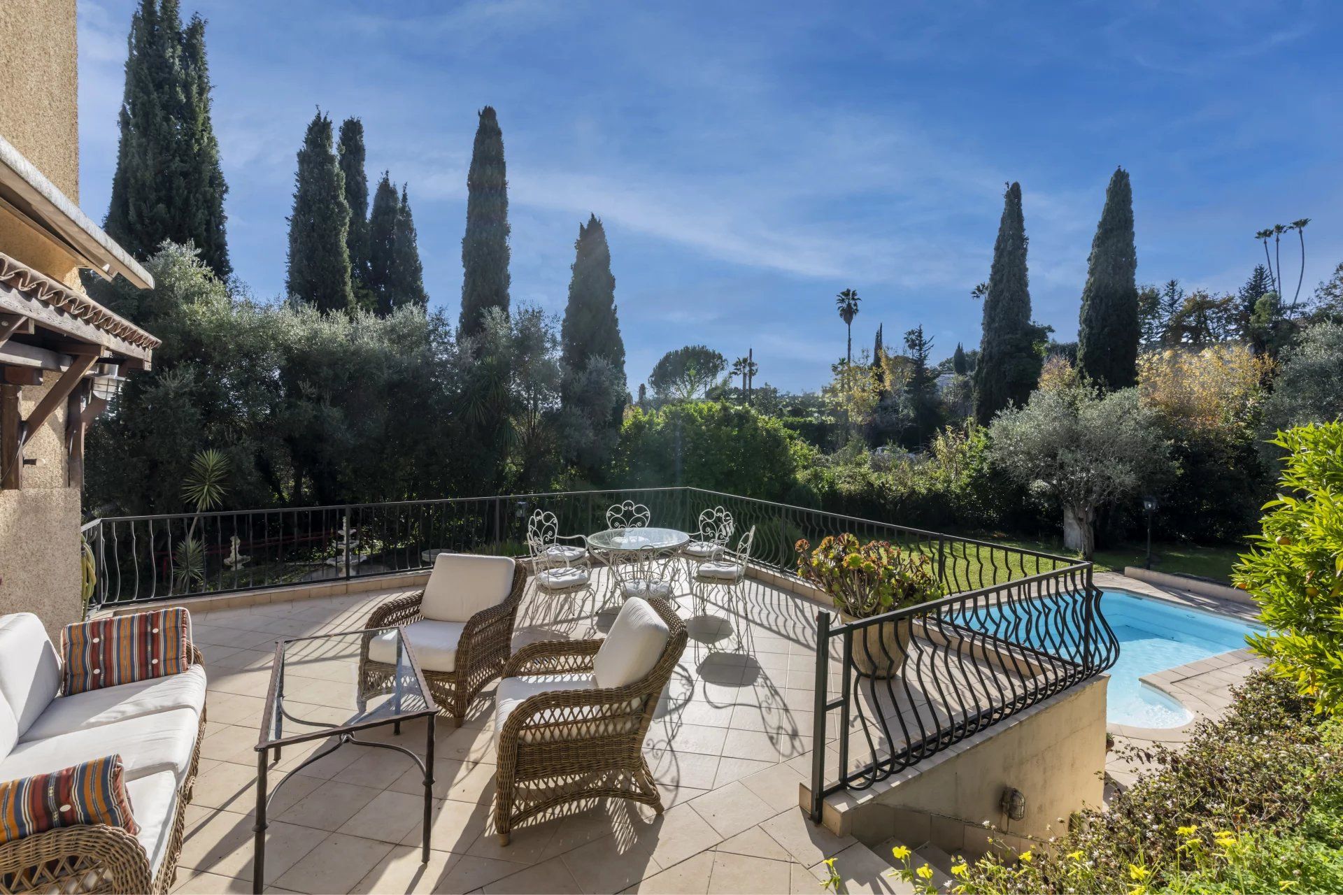 villa 8 Rooms for sale on La Colle-sur-Loup (06480)