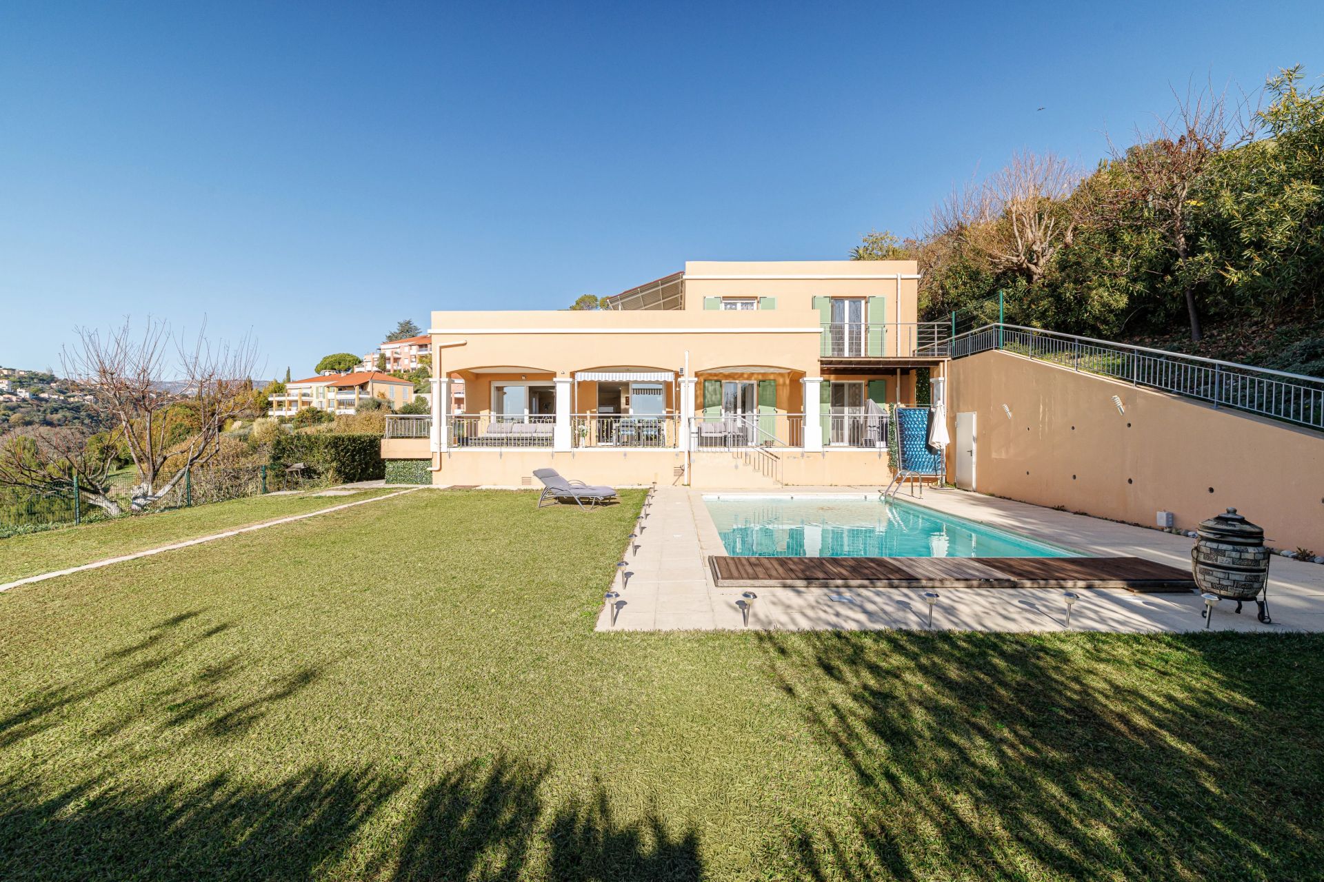 villa 5 Rooms for sale on Nice (06000)