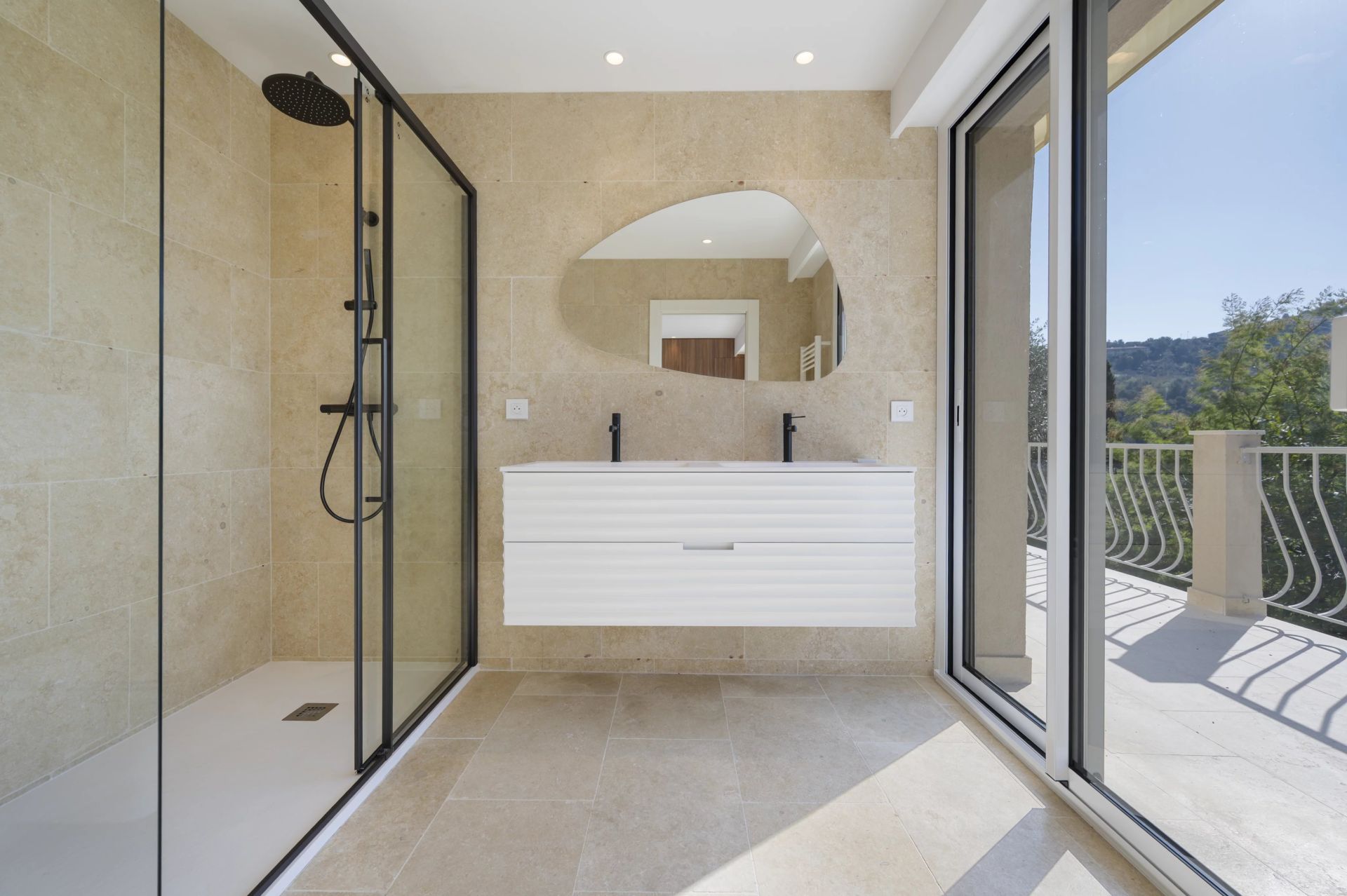 villa 8 Rooms for sale on La Turbie (06320)