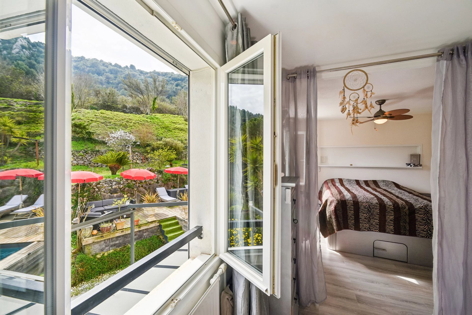 villa 4 Rooms for sale on Èze (06360)